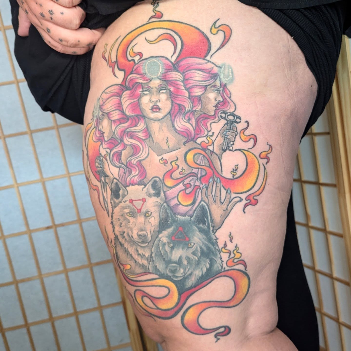 Woman with wolves neo-traditional tattoo on the thigh by Nico Capriotti ๐ณ๏ธโ๐
