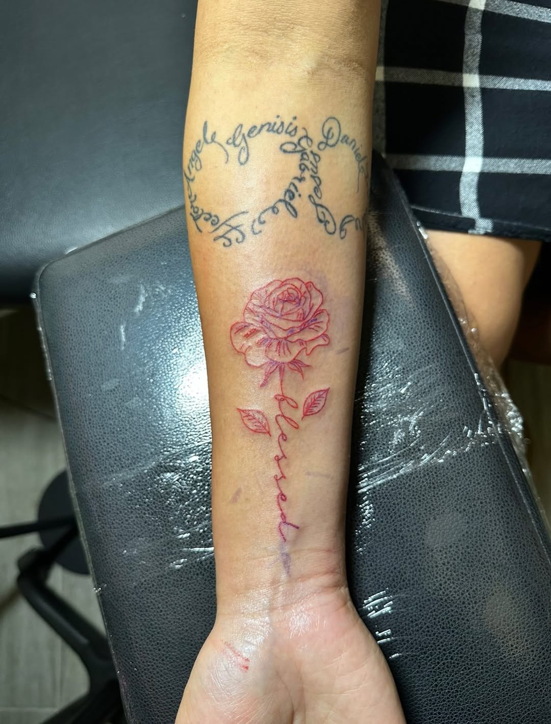 Rose and names in infinity symbol neo-traditional tattoo on the forearm by Lupita Ink