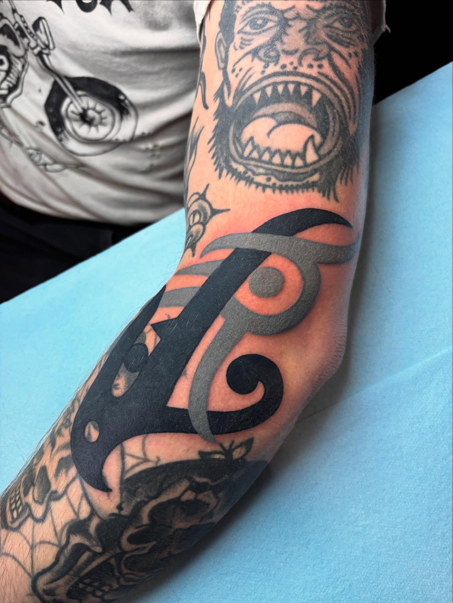 Letter 'L' geometric tattoo on the forearm by ๐๐ซ๐ข๐ ๐๐ฅ๐ญ๐จ๐ง๐๐ง