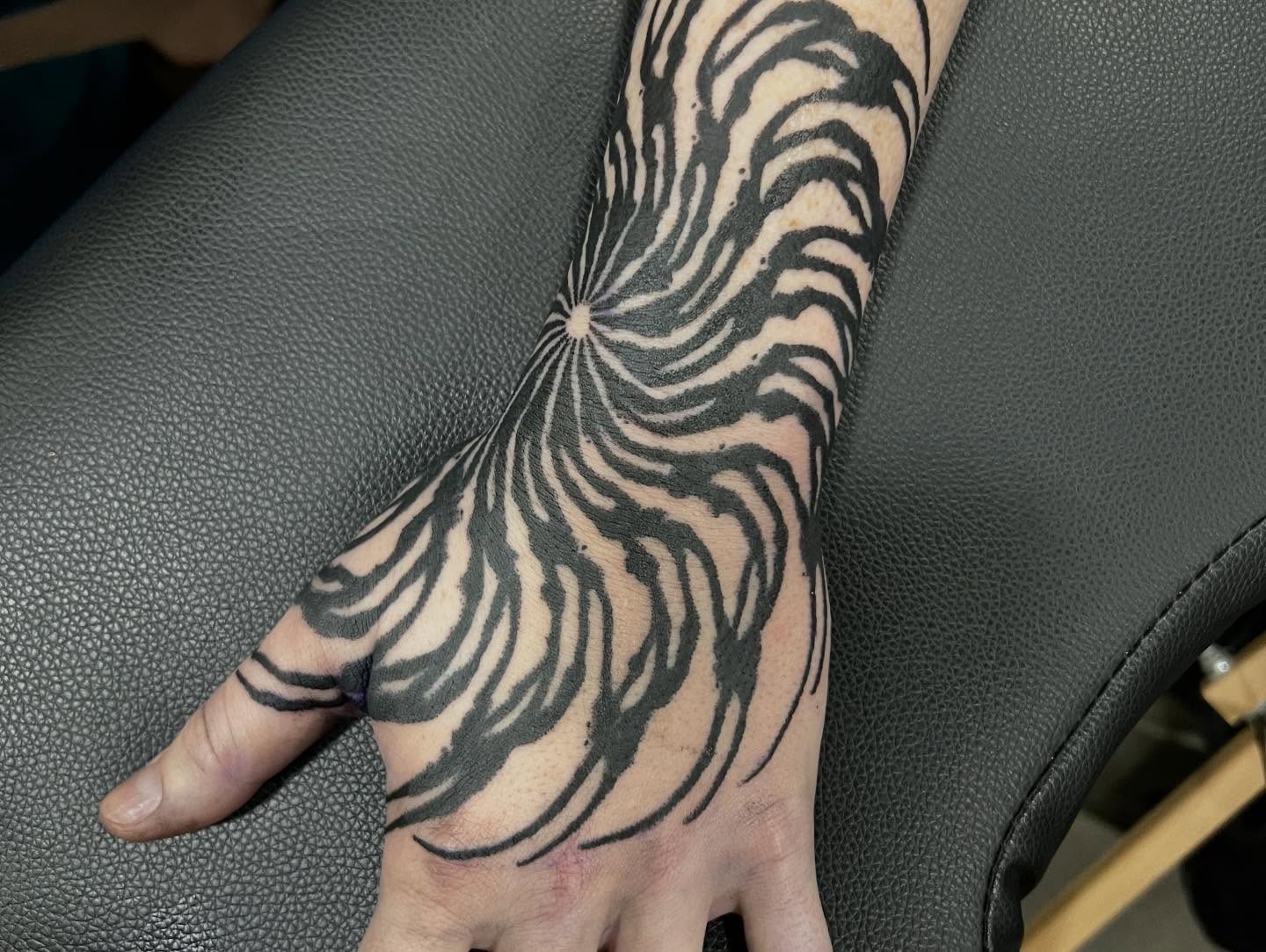 Spiral pattern geometric tattoo on the hand by Lord Daniel Serna