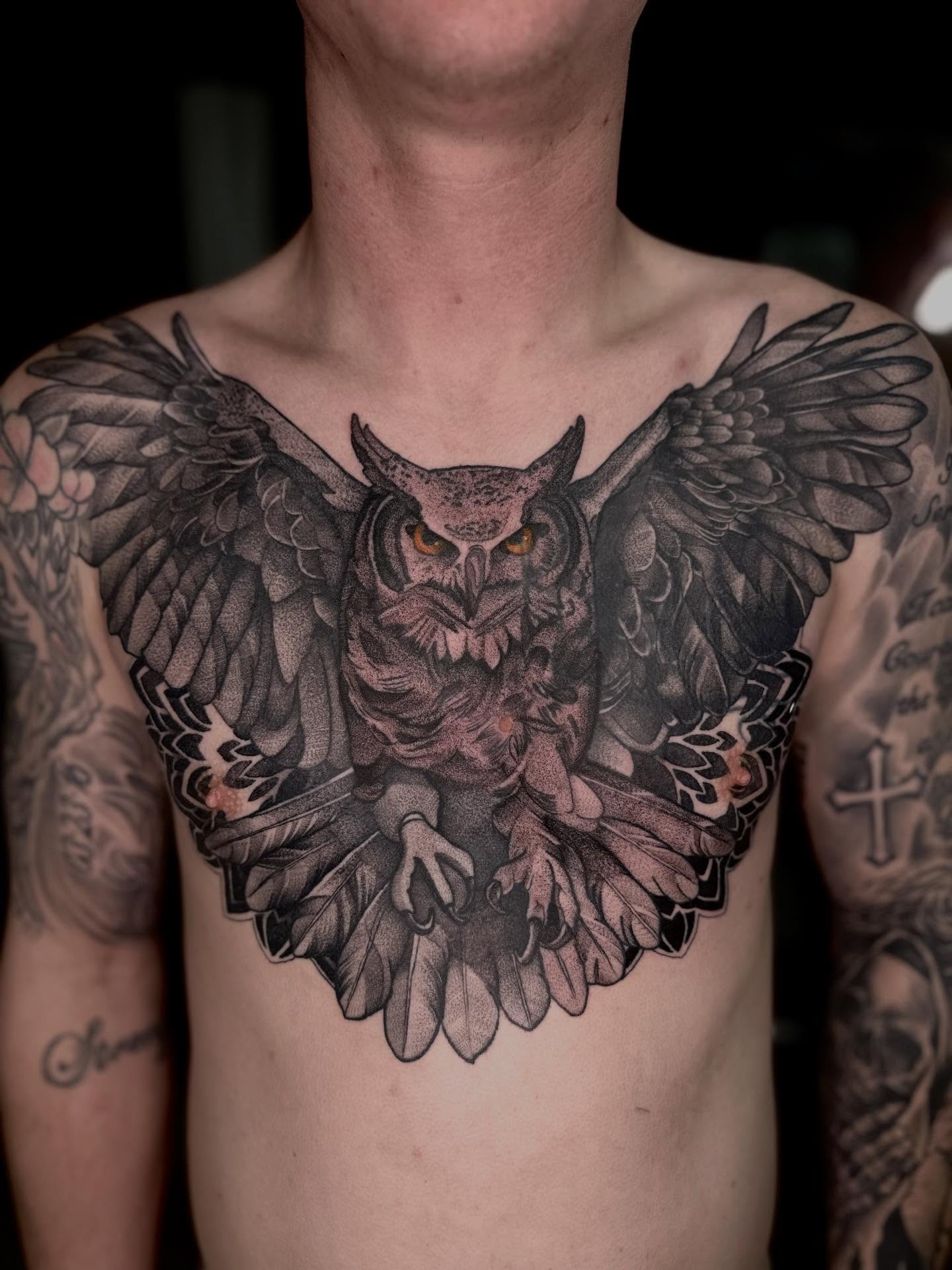 Owl dotwork tattoo on the chest by Kieran Gorse (Mihalovits) 🏴󠁧󠁢󠁷󠁬󠁳󠁿 🇺🇸