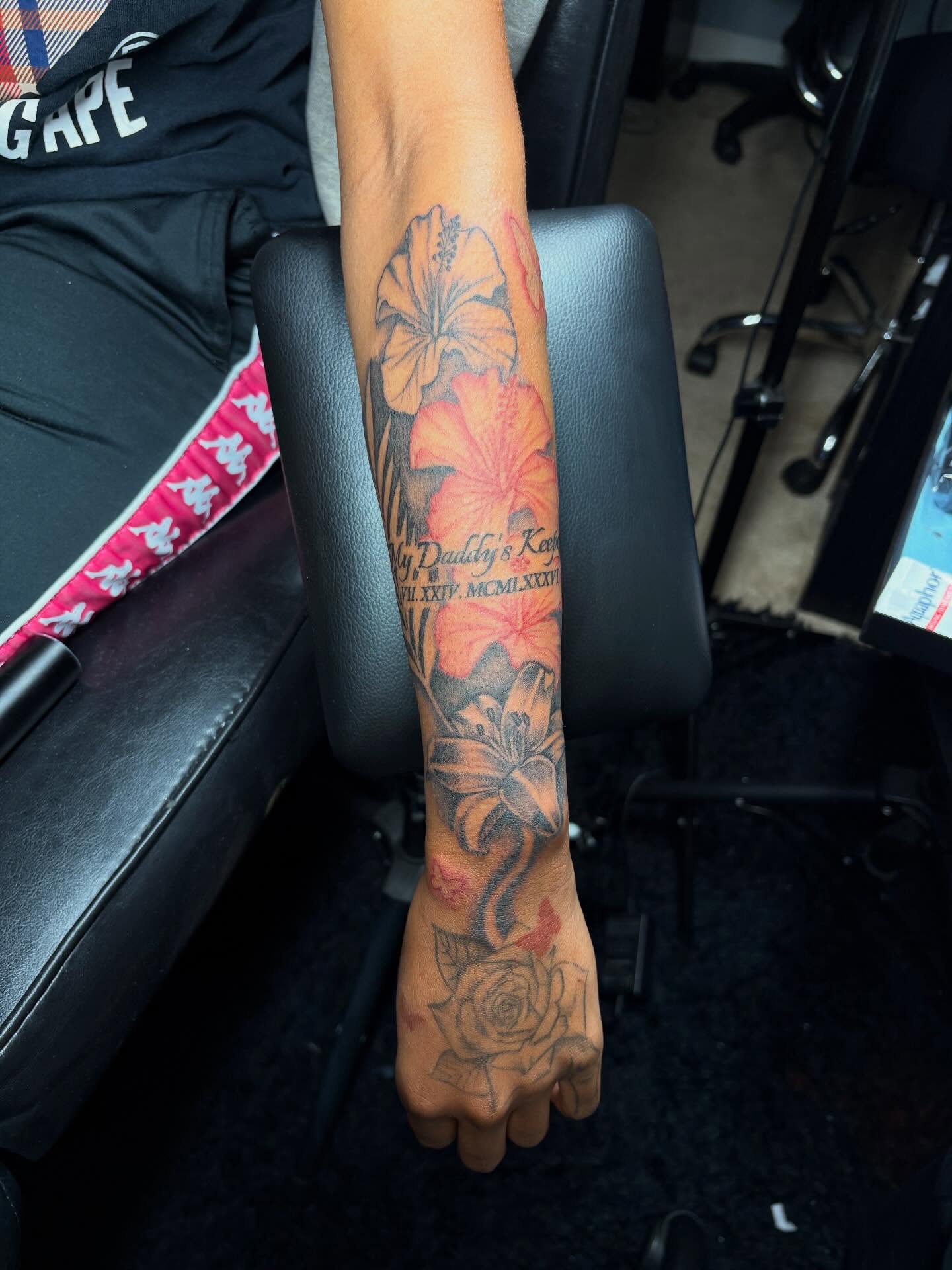 Floral arrangement black and grey tattoo on the forearm by Bay Area Tattoo Artist ✍🏽