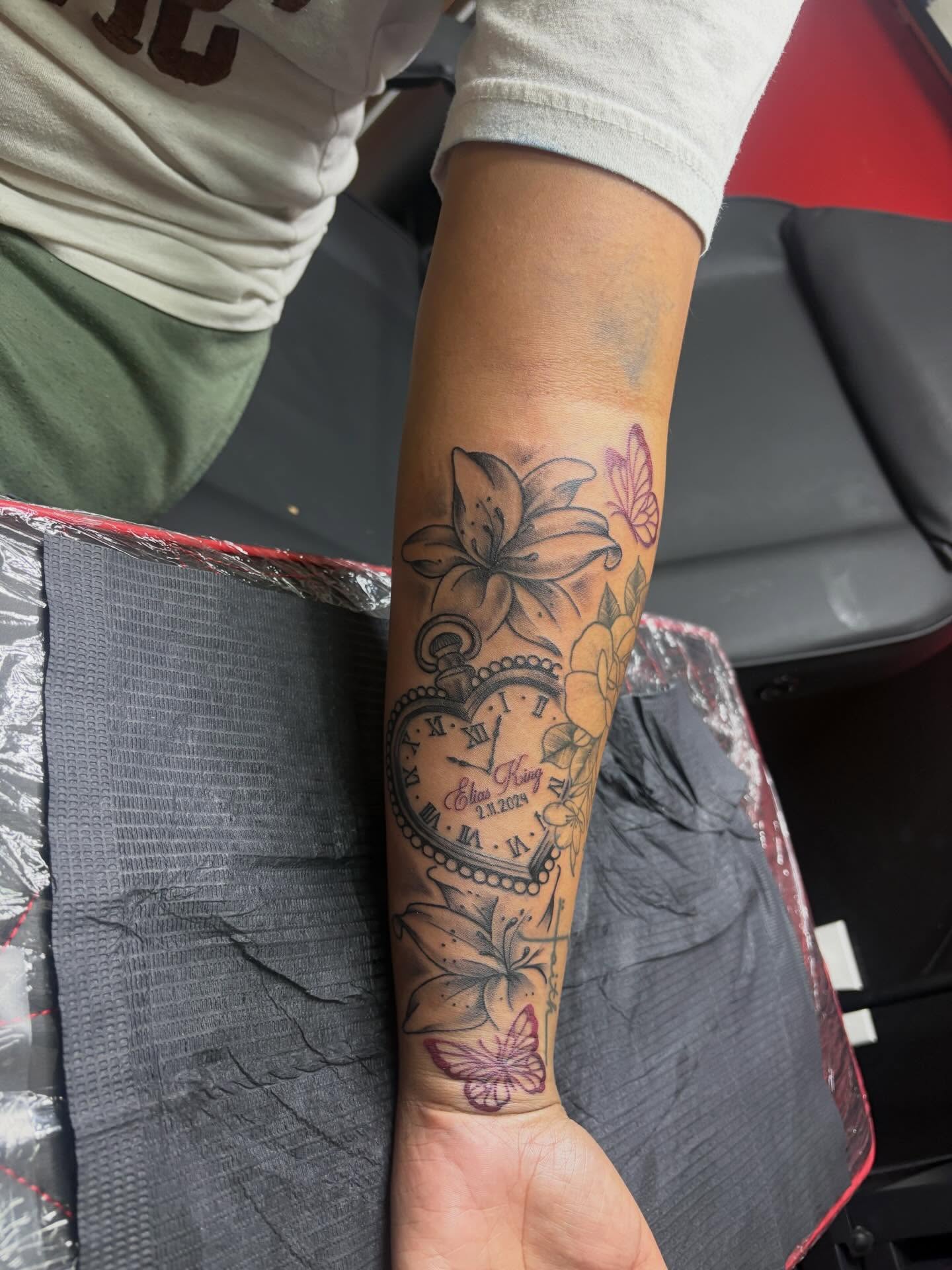 Clock and floral American traditional tattoo on the forearm by 𓂀 𝕊ℍ𝔼𝕃𝕃𝕐 𓂀