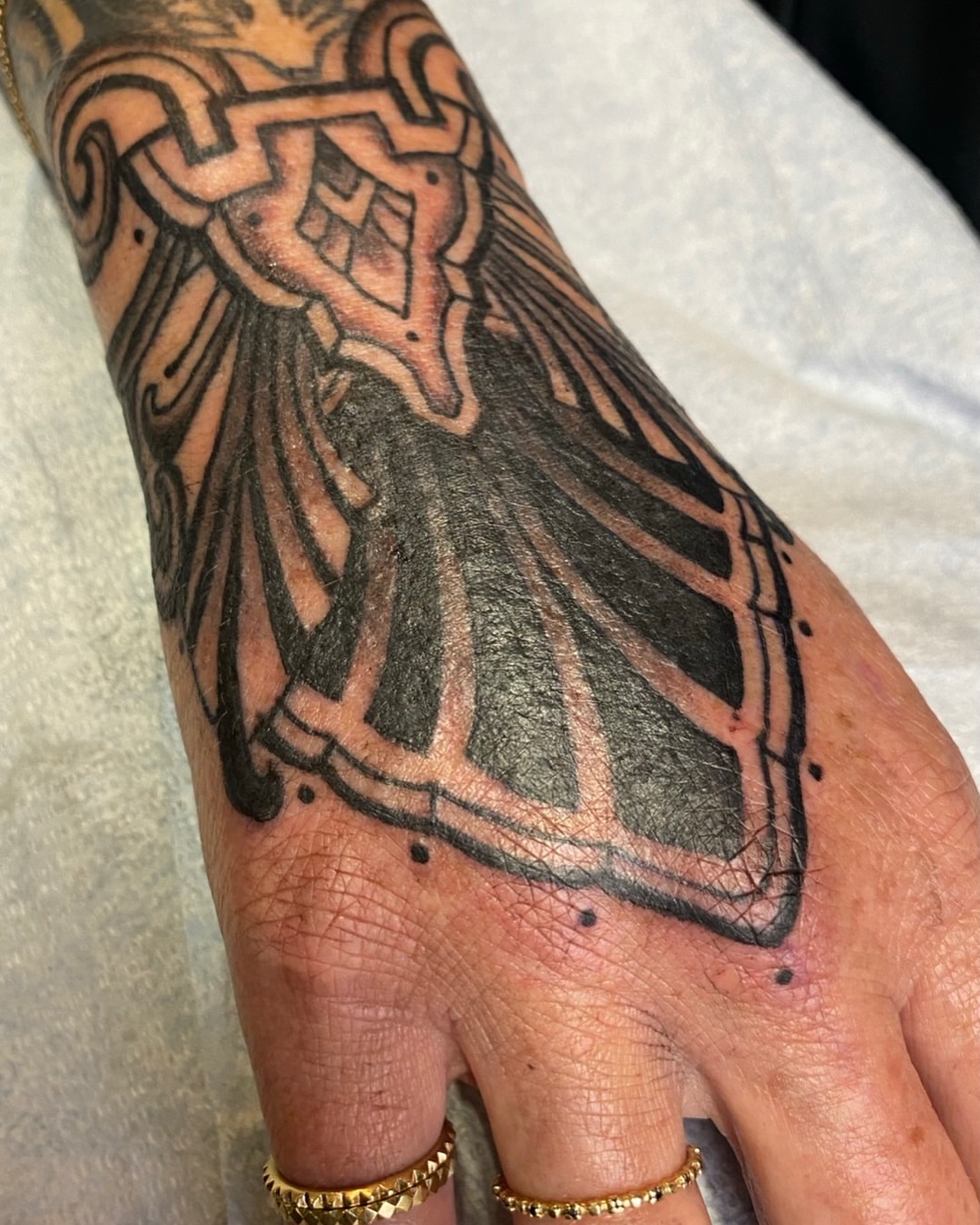 Tattoo by @daverodrigueztattoos — geometric
