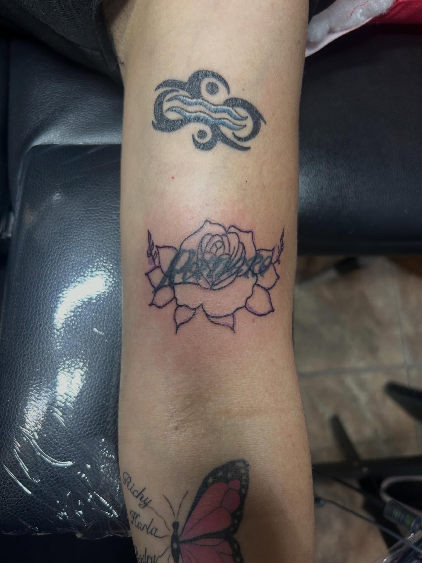 Tattoo by @la_diabhla — black_and_grey