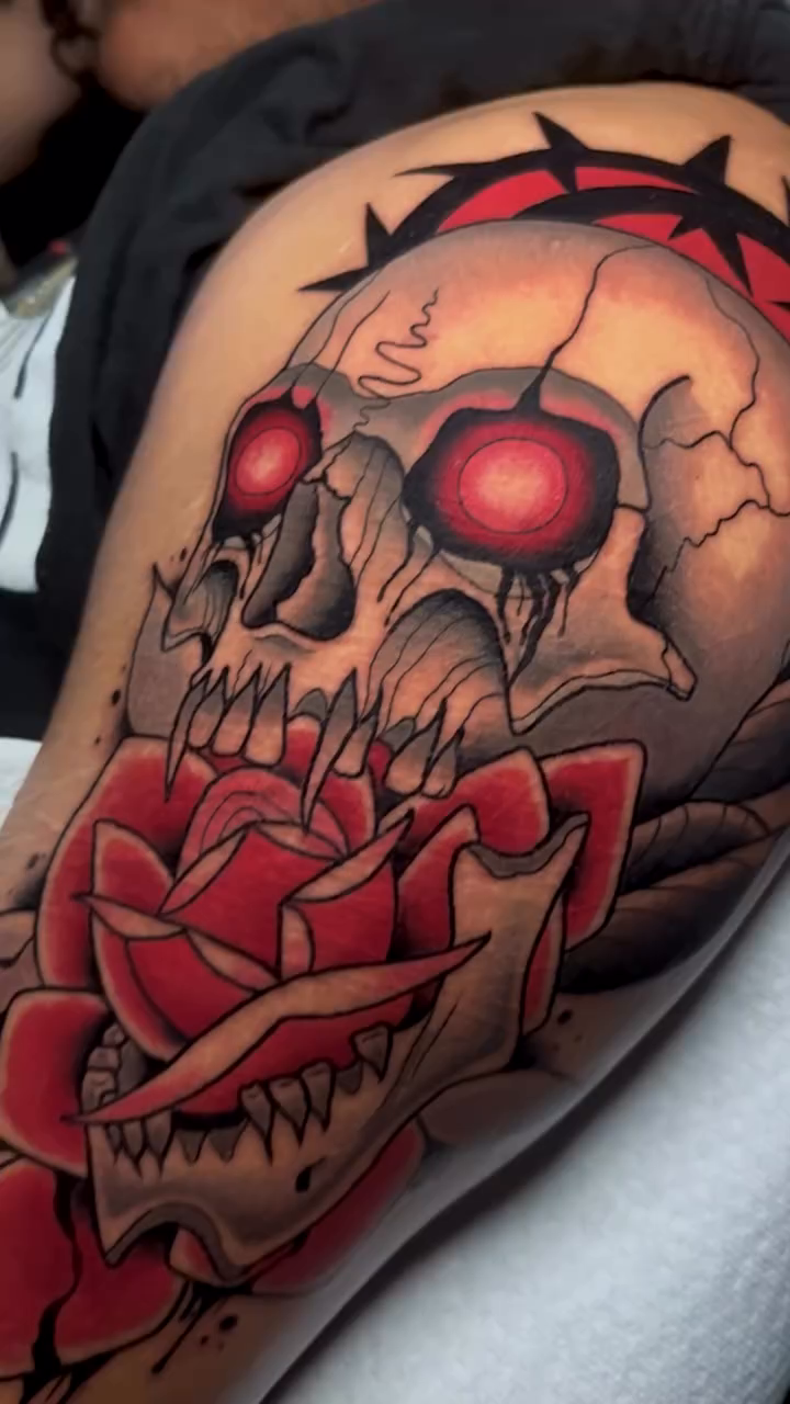 Skull with rose neo-traditional tattoo by 𝔎𝔦𝔯𝔞 𝔅𝔦𝔰𝔥𝔬𝔭