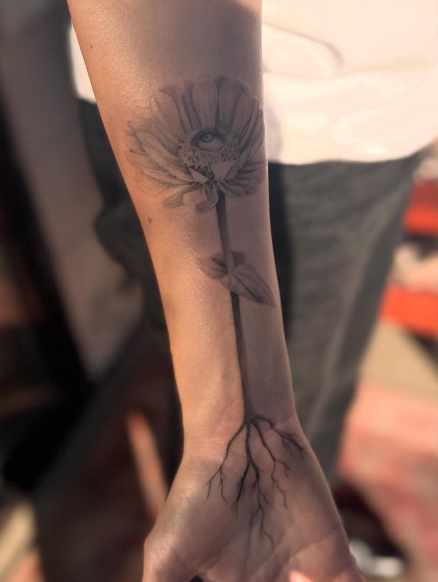 Tattoo by @annaainkk — black_and_grey