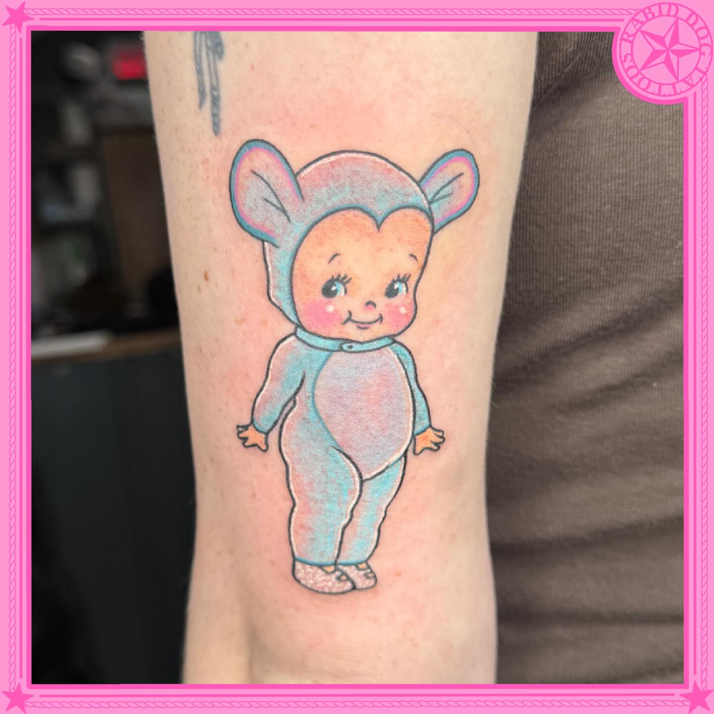Baby mouse illustrative tattoo on the forearm by 𝕷𝖊𝖝𝖎 𝕽𝖚𝖓𝖞𝖔𝖓