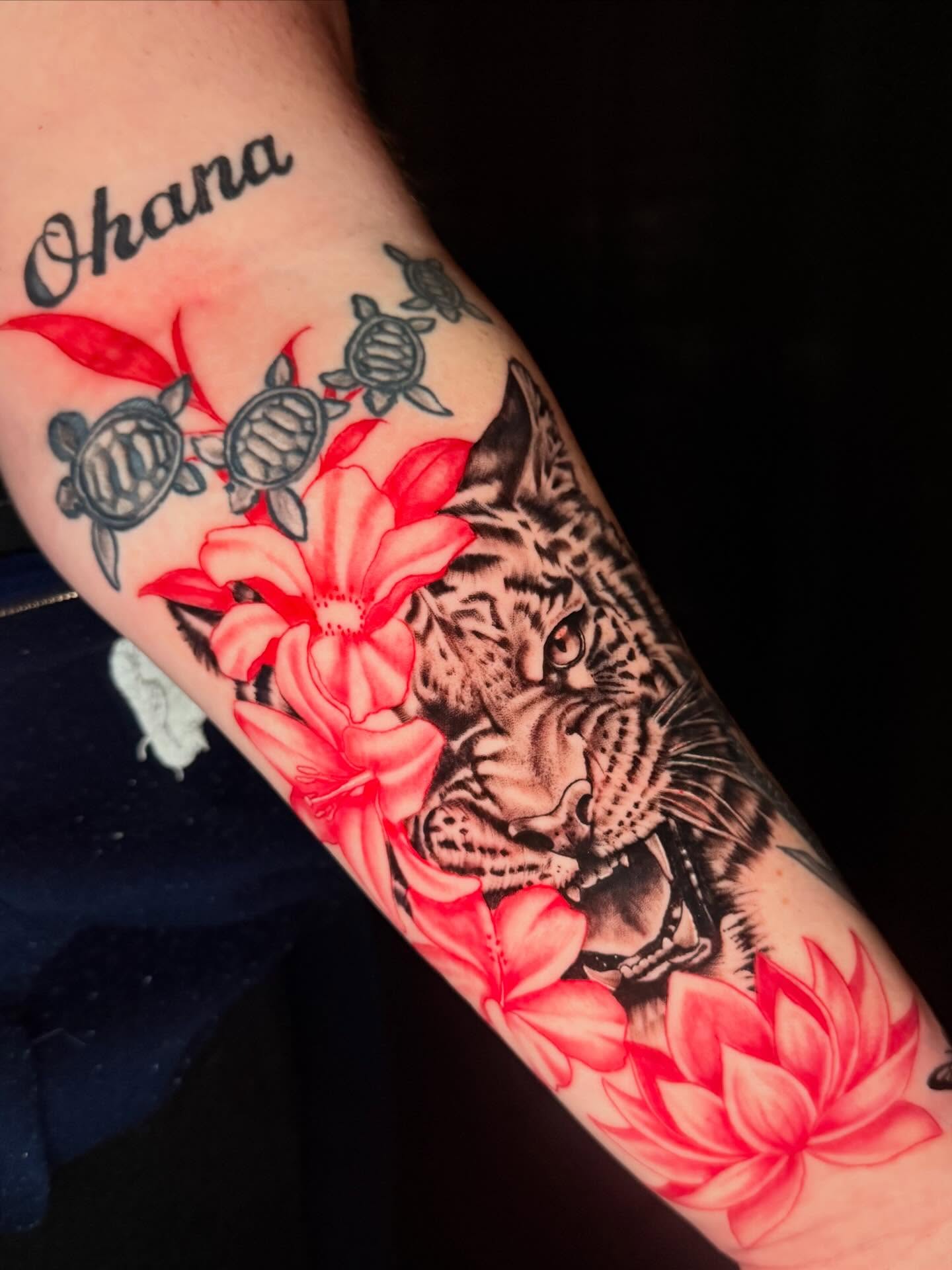 Tiger and flowers realism tattoo on the forearm by Ciera (Ribbit) ๐ธ