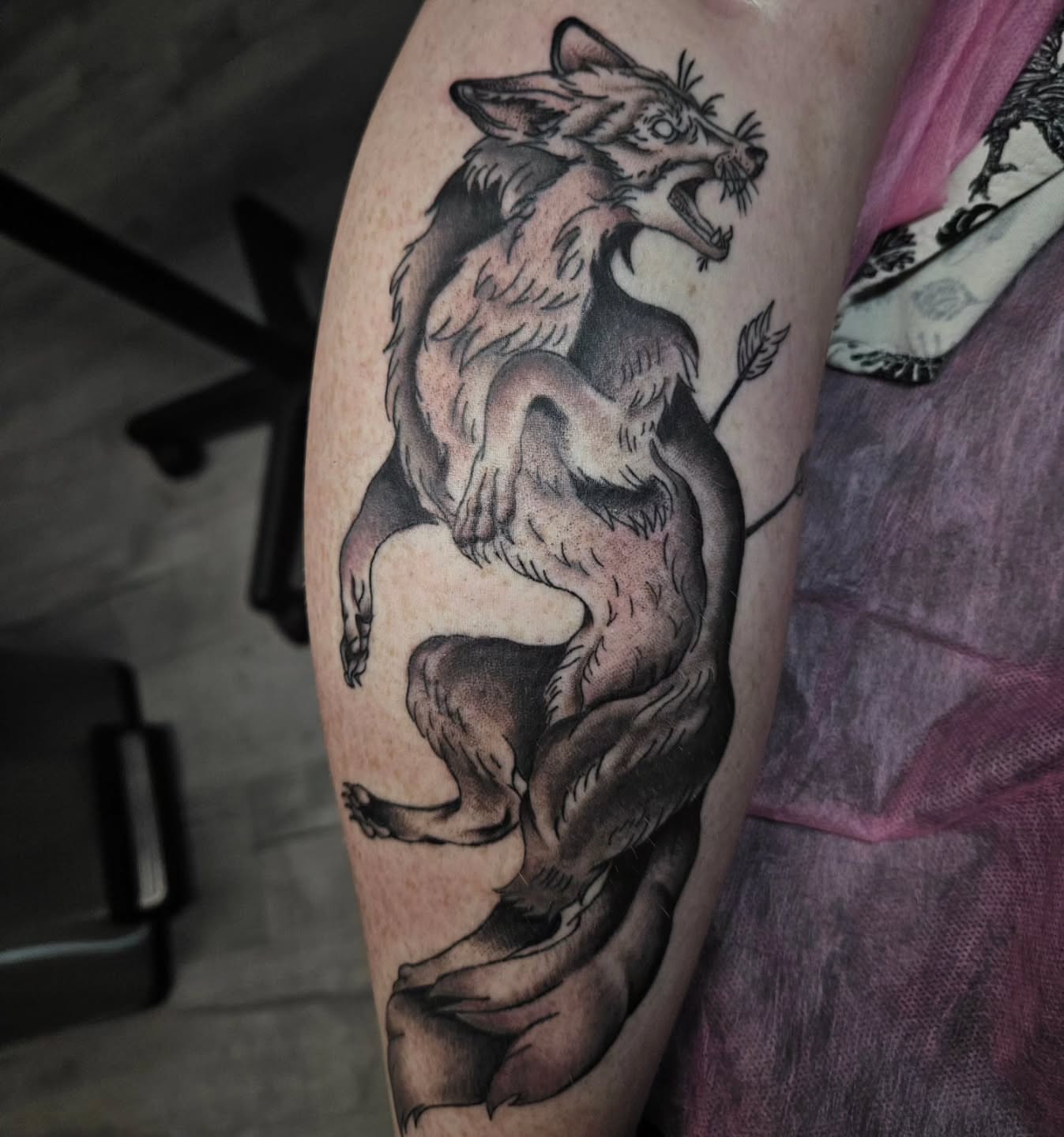Wolf black and grey tattoo on the thigh by Ari🖤