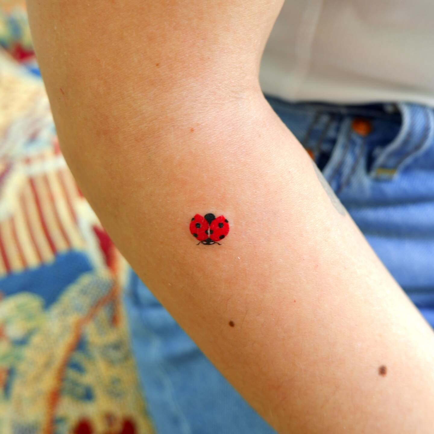 Ladybug dotwork tattoo on the forearm by 타투 Seon 컬러타투