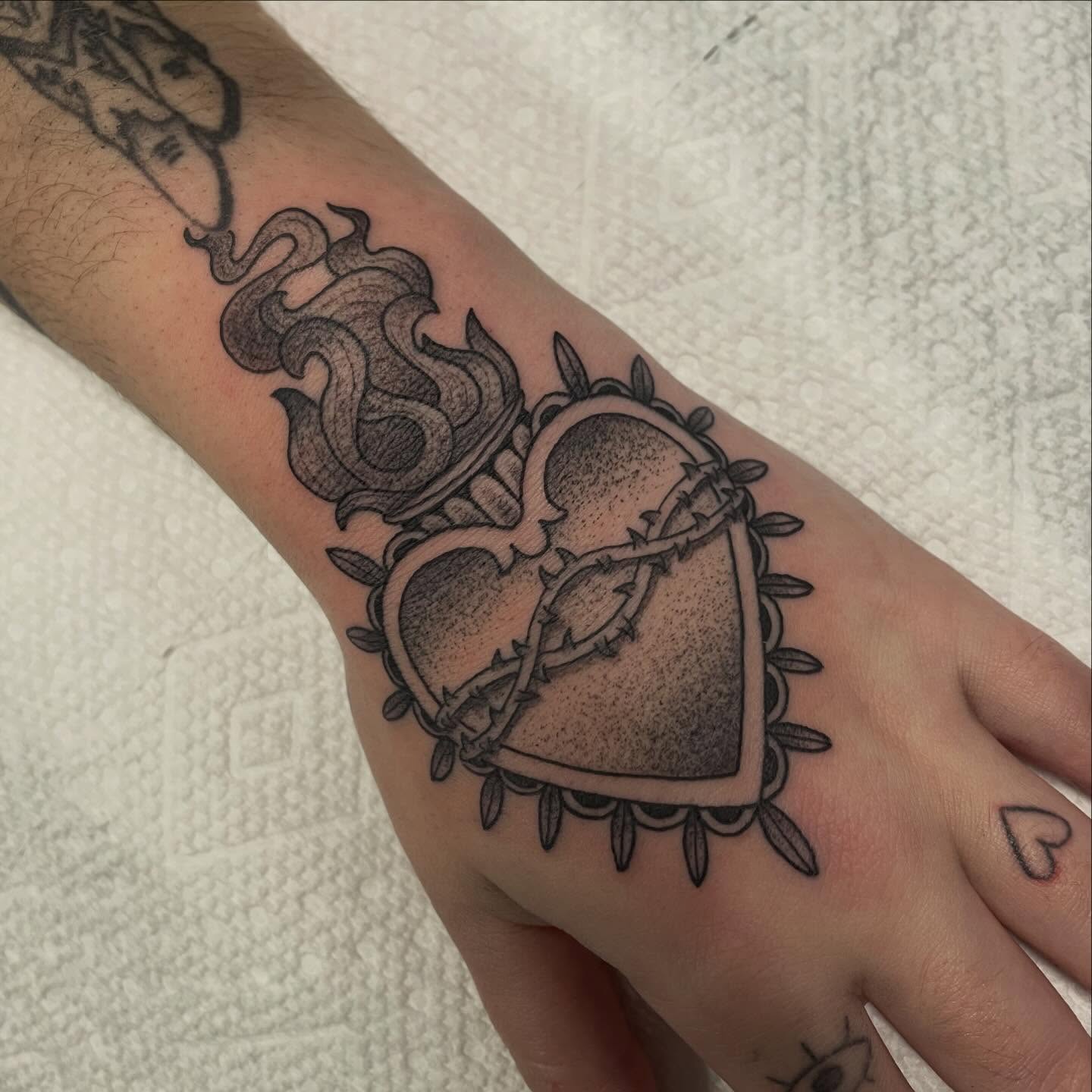 Heart with thorns black and grey tattoo on the forearm by Andres Patino 🇪🇨🇺🇸