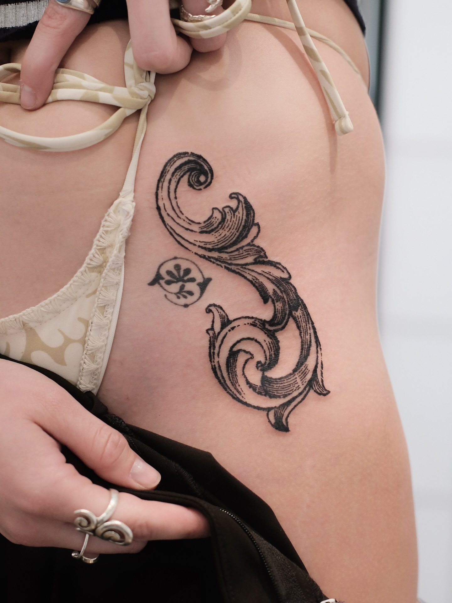 Scrollwork ornamental tattoo on the ribs by ꜰʟᴏʀᴀ ᴡᴏᴏᴅᴄᴜᴛ ᴛᴀᴛᴛᴏᴏ