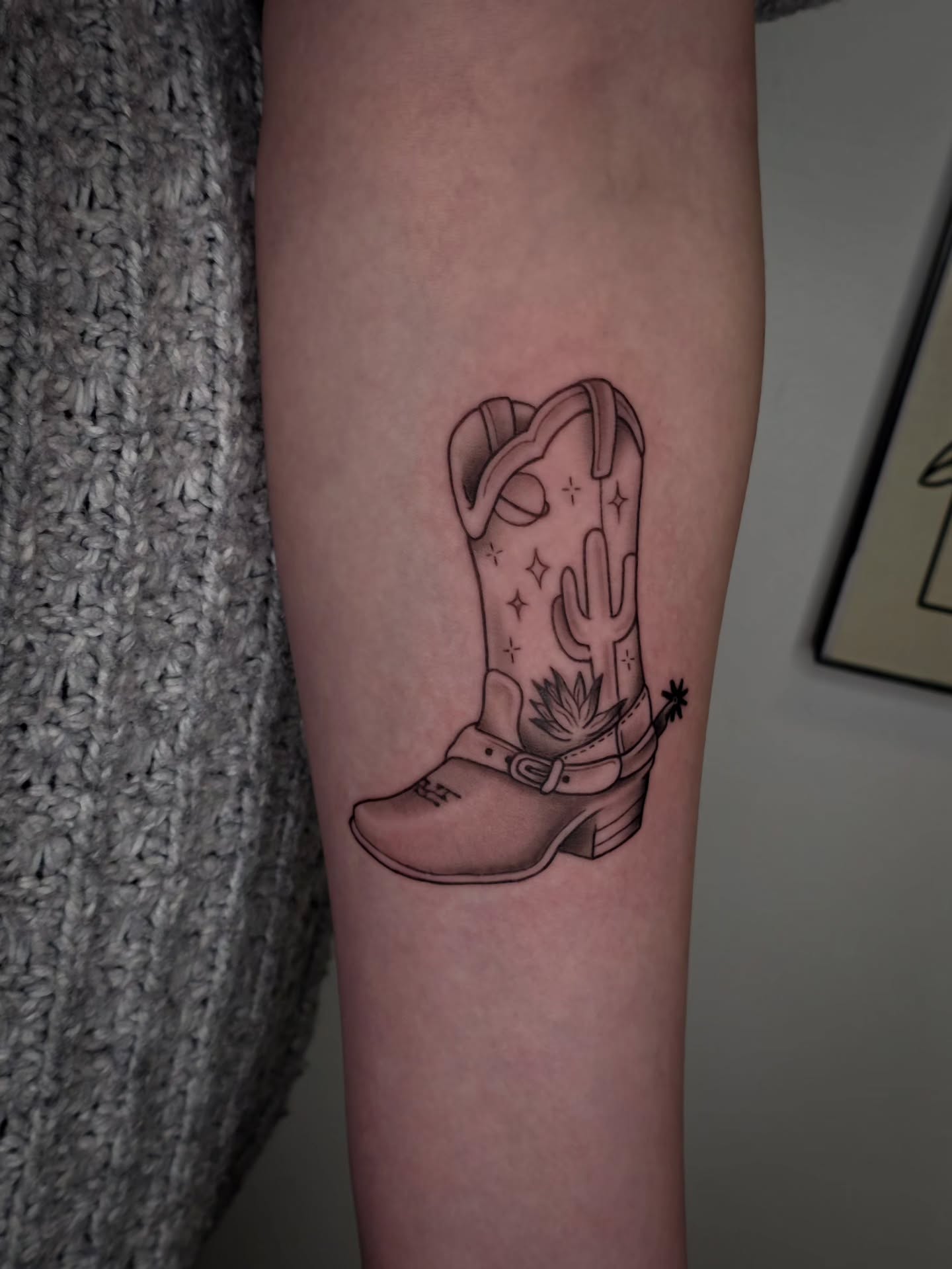 Tattoo by @faerie_rot_ โ black_and_grey, fine_line