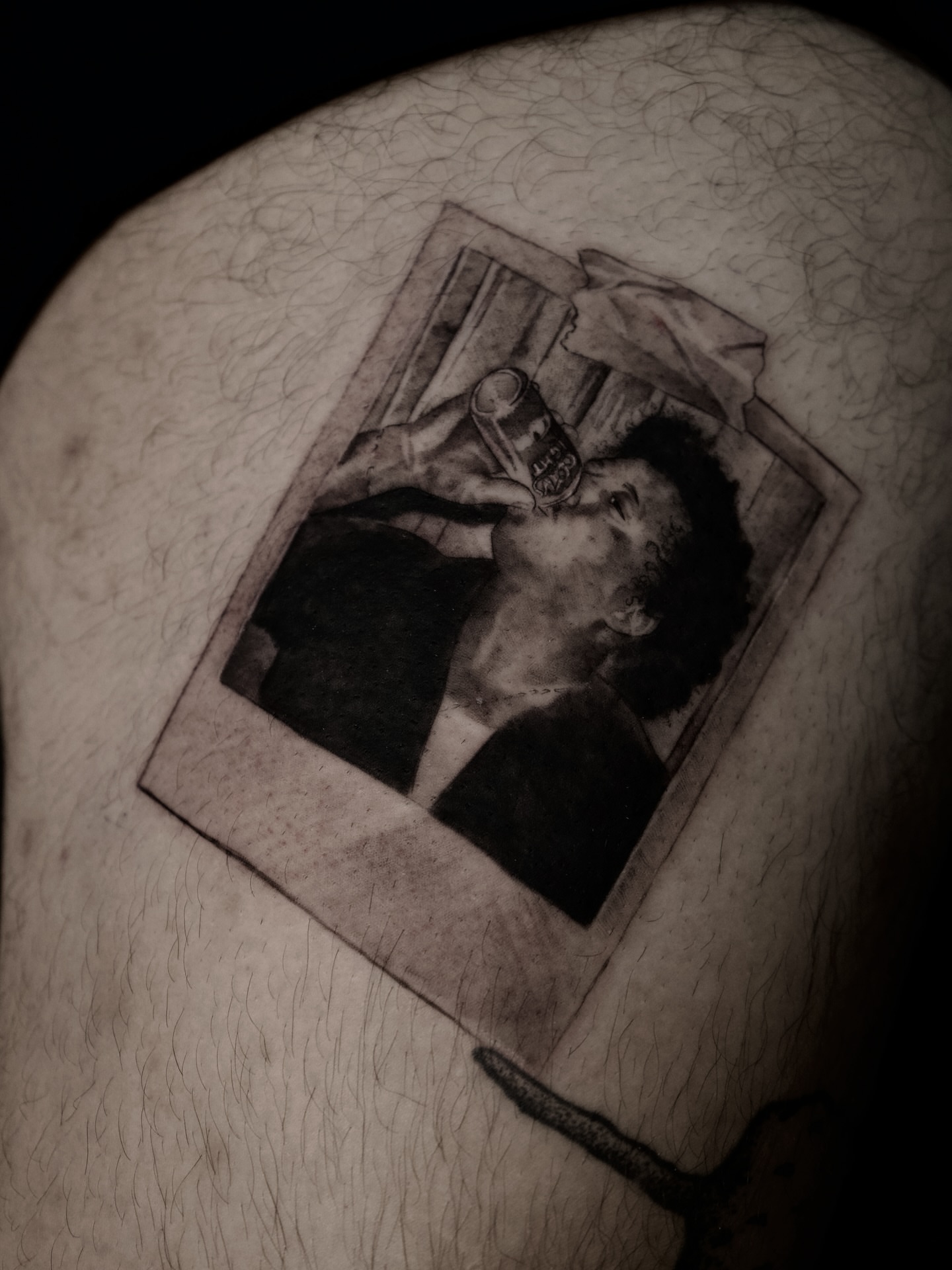 Man drinking realism tattoo on the thigh by R O M y R I N C Ó N