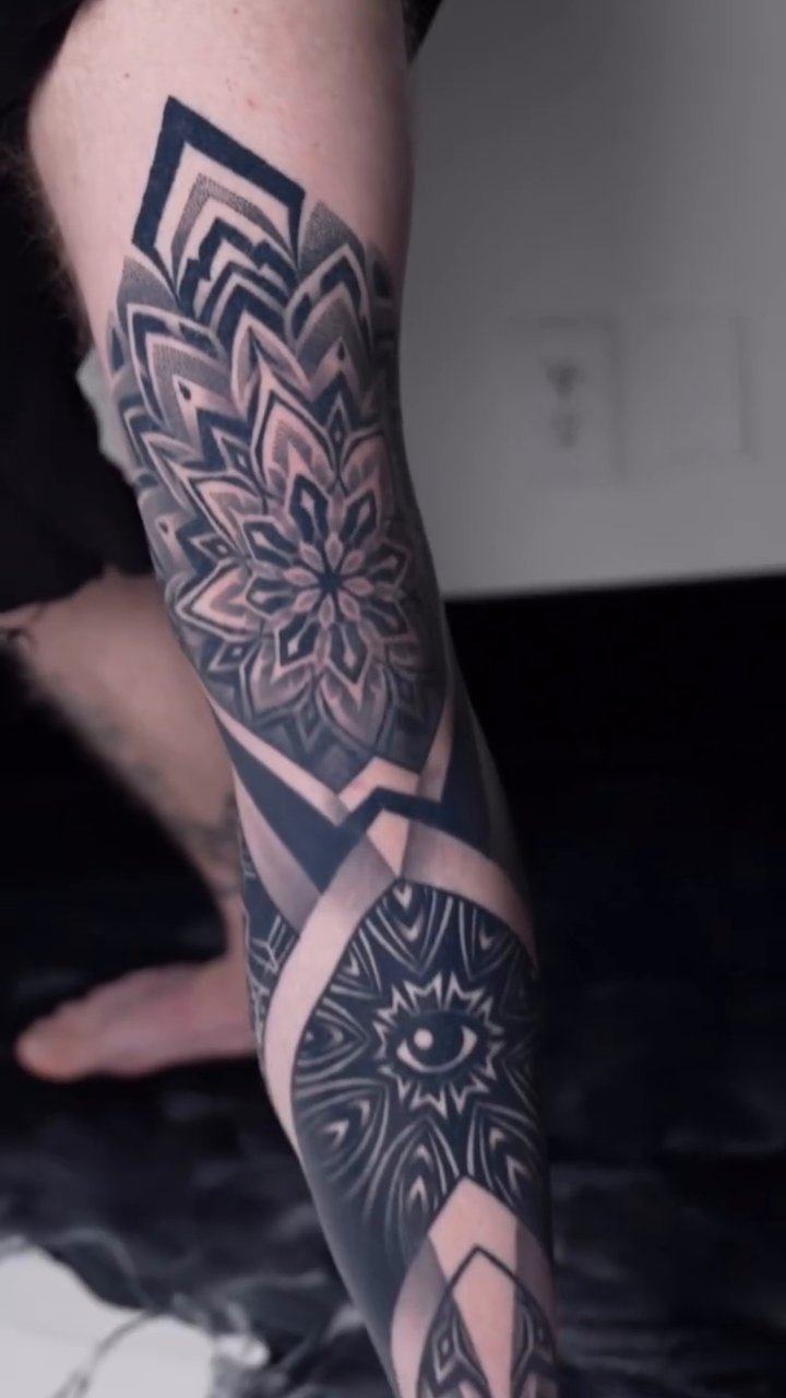 Geometric tattoo on the calf by Ilya Cascad Kandaurov