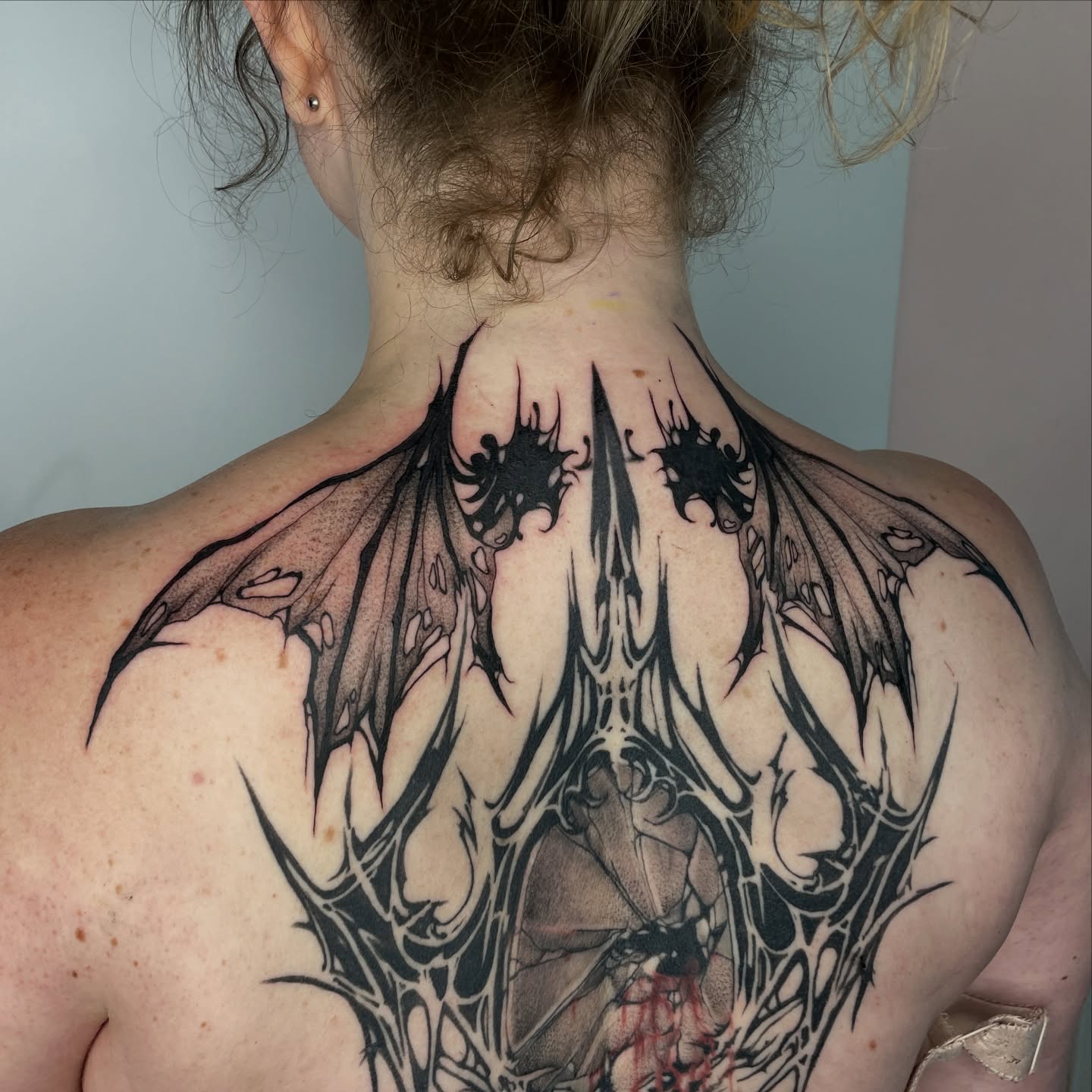 Dragon geometric tattoo on the back by Mia 	\(★ω★)