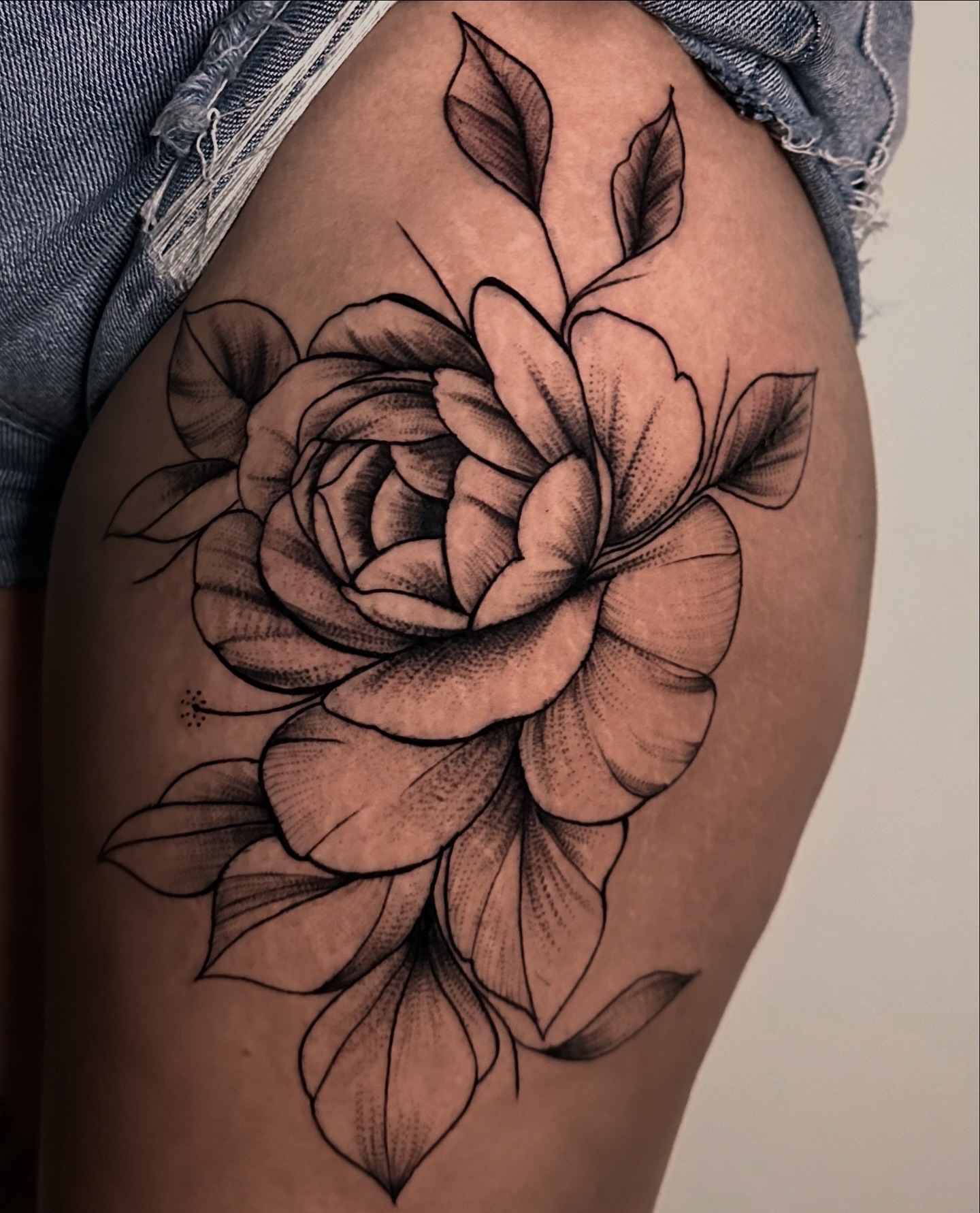 Rose dotwork tattoo on the thigh by Messias Tattoo Artist