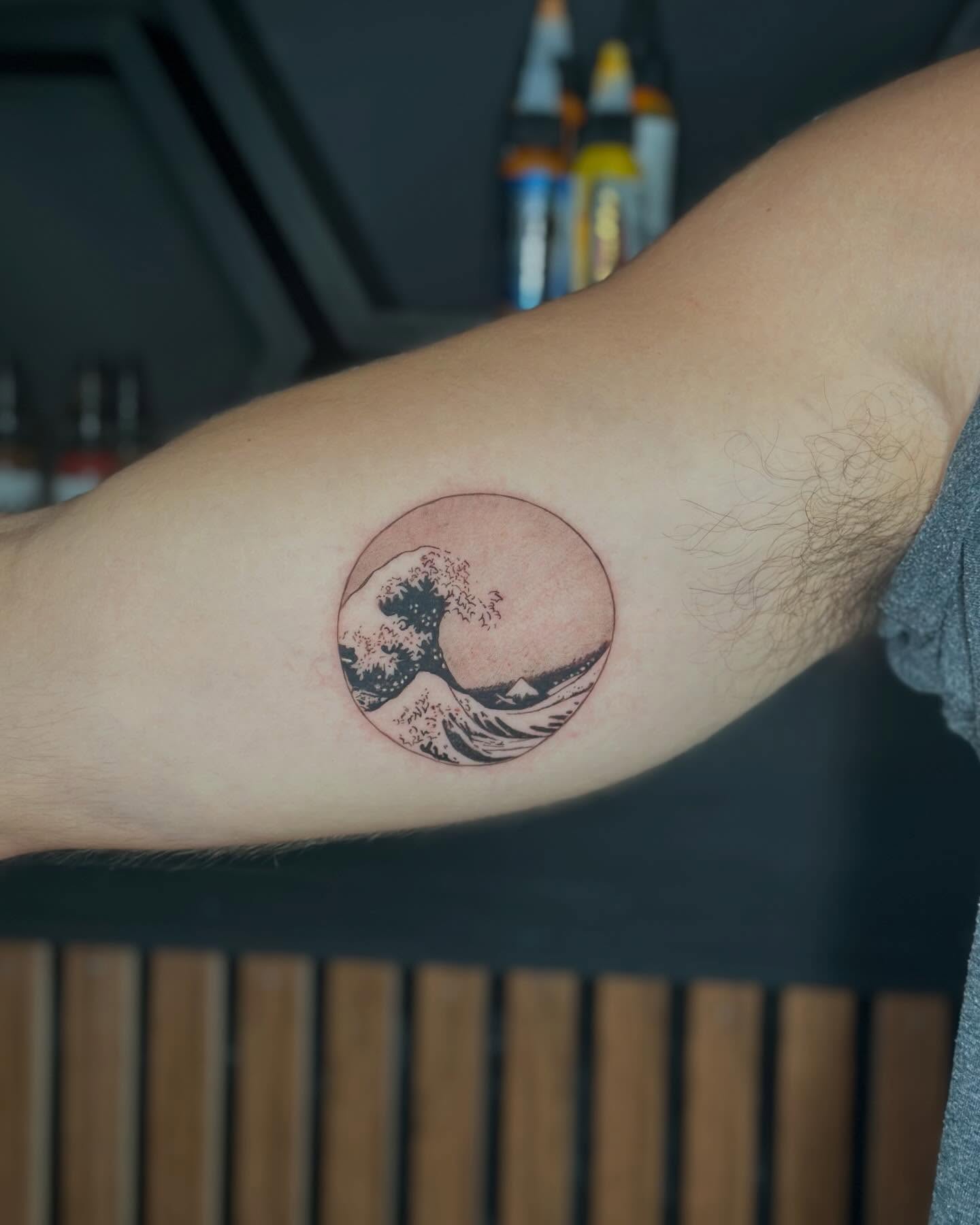 Wave black and grey tattoo on the forearm by Felipe Pacifico