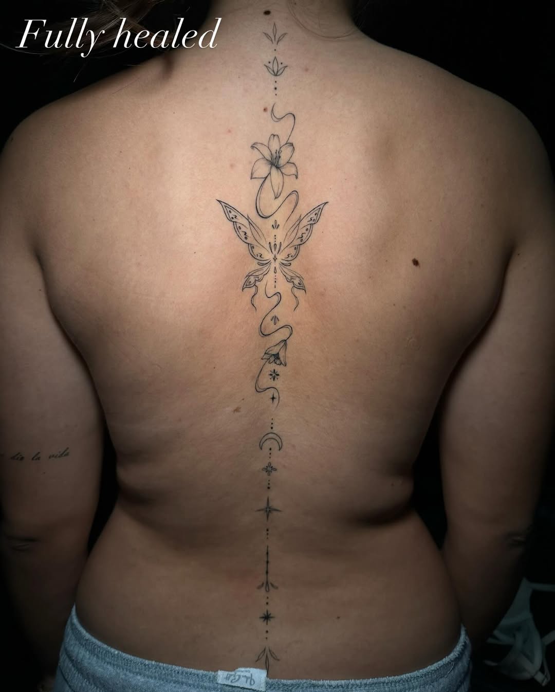 Blackwork tattoo on the back by Frida Tattooista