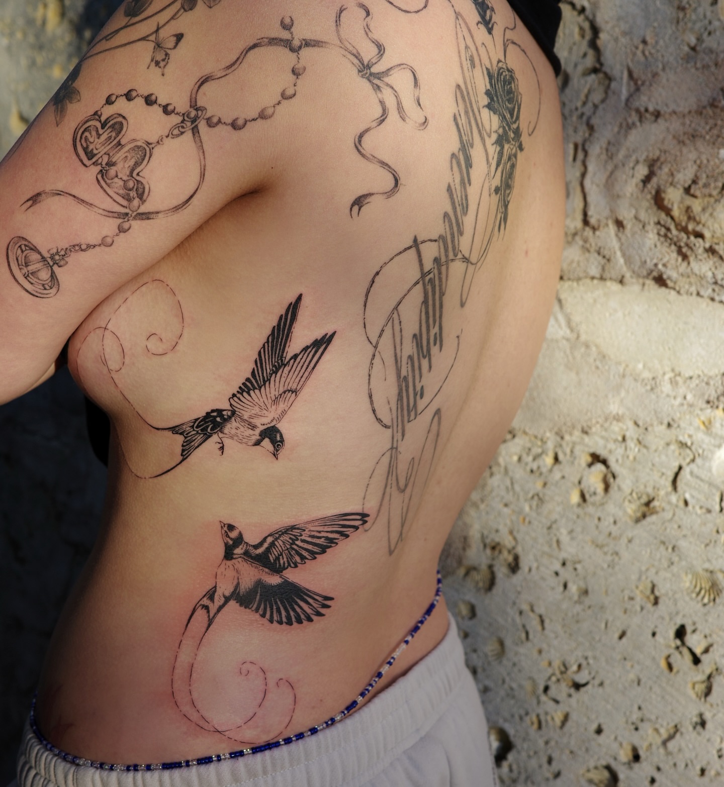 Birds realism tattoo on the ribs by Sophia Tattoo