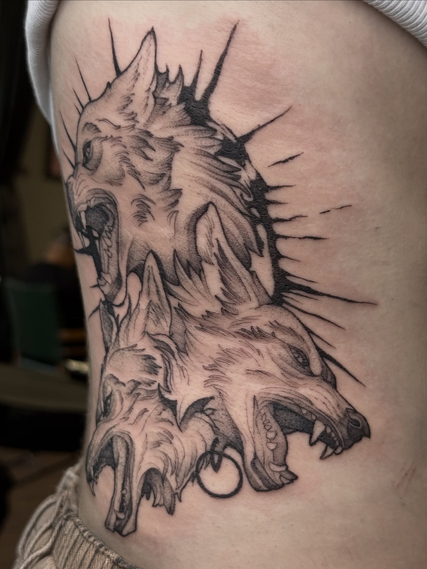 Wolf realism tattoo on the thigh by 𝕂𝕒𝕪𝕝𝕒 𝕄𝕒𝕣𝕚𝕖 𝔹𝕝𝕚𝕤𝕤