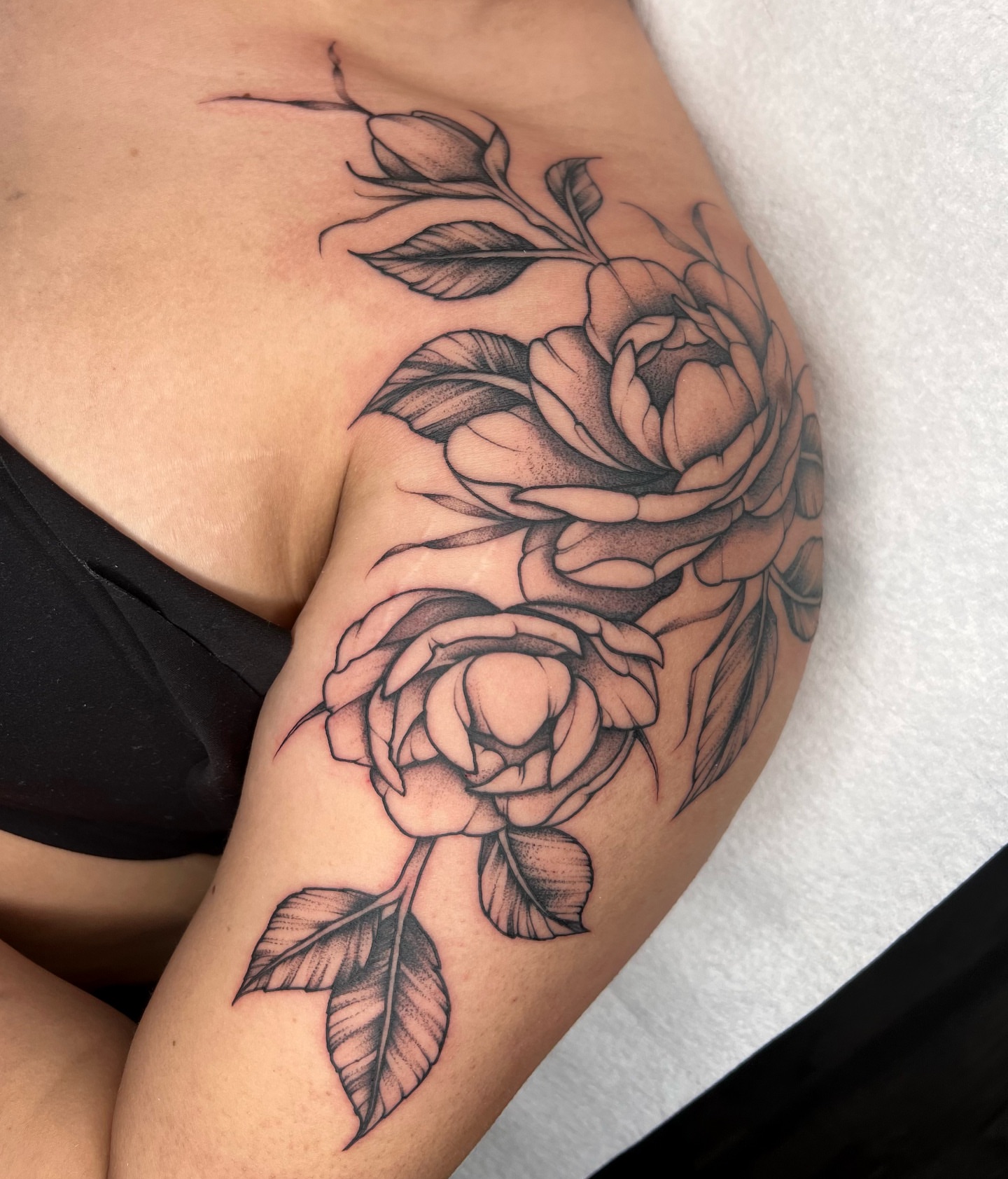 Roses realism tattoo on the shoulder by 𝔐𝔦𝔠𝔥𝔢𝔩𝔩𝔢 ℭ𝔥𝔞𝔪𝔢𝔯𝔩𝔦𝔨