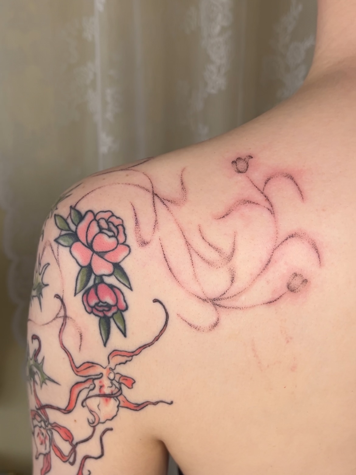 Floral design neo-traditional tattoo on the shoulder by mia