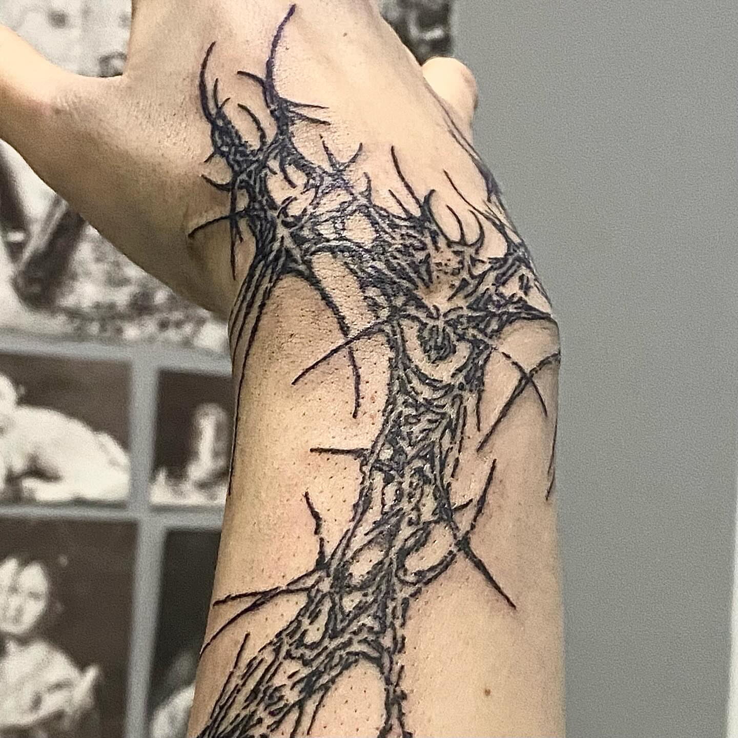 Tattoo by @sangresuciia — blackwork