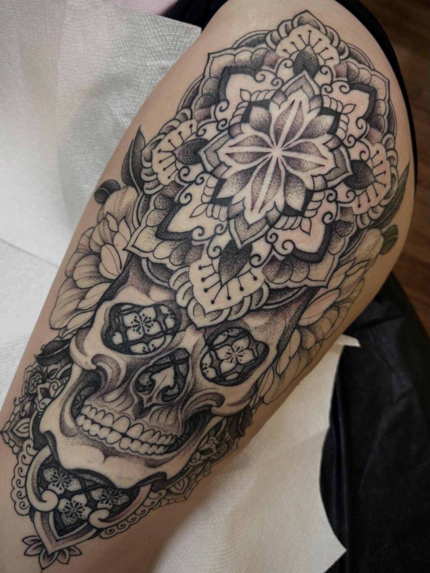 Skull ornamental tattoo on the thigh by Espinal