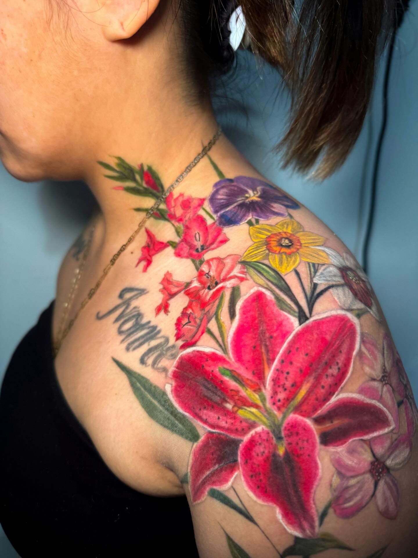 Floral arrangement realism tattoo on the shoulder by 𝕀𝕣𝕚𝕤 𝔸𝕣𝕖𝕝𝕝𝕒𝕟𝕠