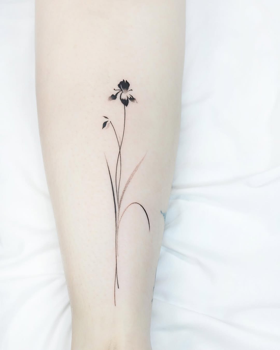 Minimalist flower blackwork tattoo on the calf by 초현실과 현실 그 사이를 그리다.