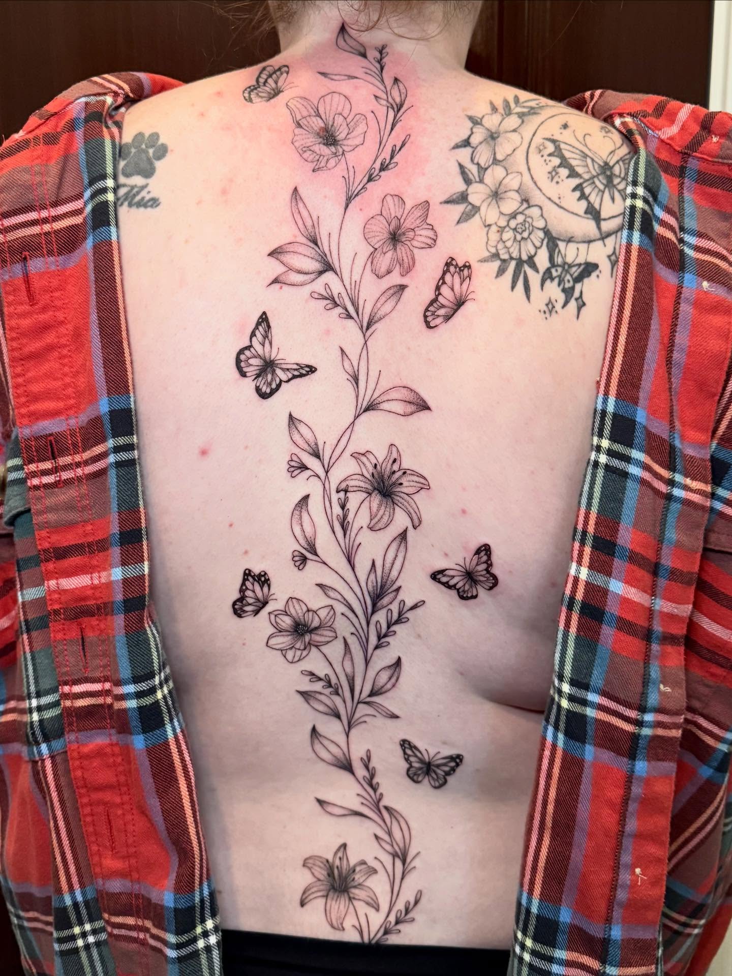 Floral vine with butterflies black and grey tattoo on the back by Ana Blatt