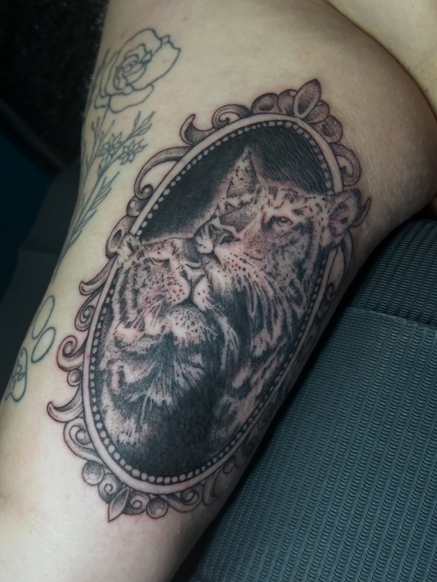 Lion and tiger realism tattoo on the thigh by kennedy :) π±πΏ