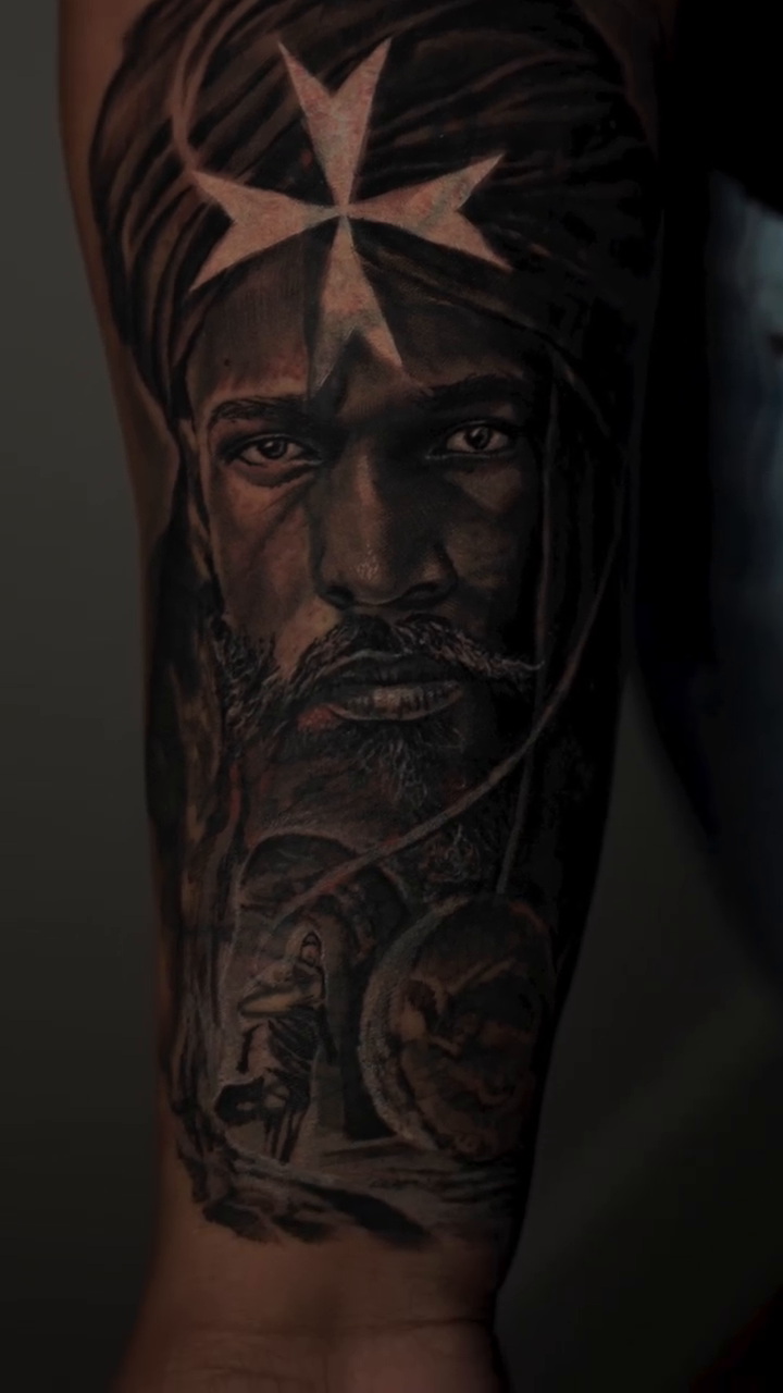 Man with turban and Maltese cross realism tattoo by ๐๐๐