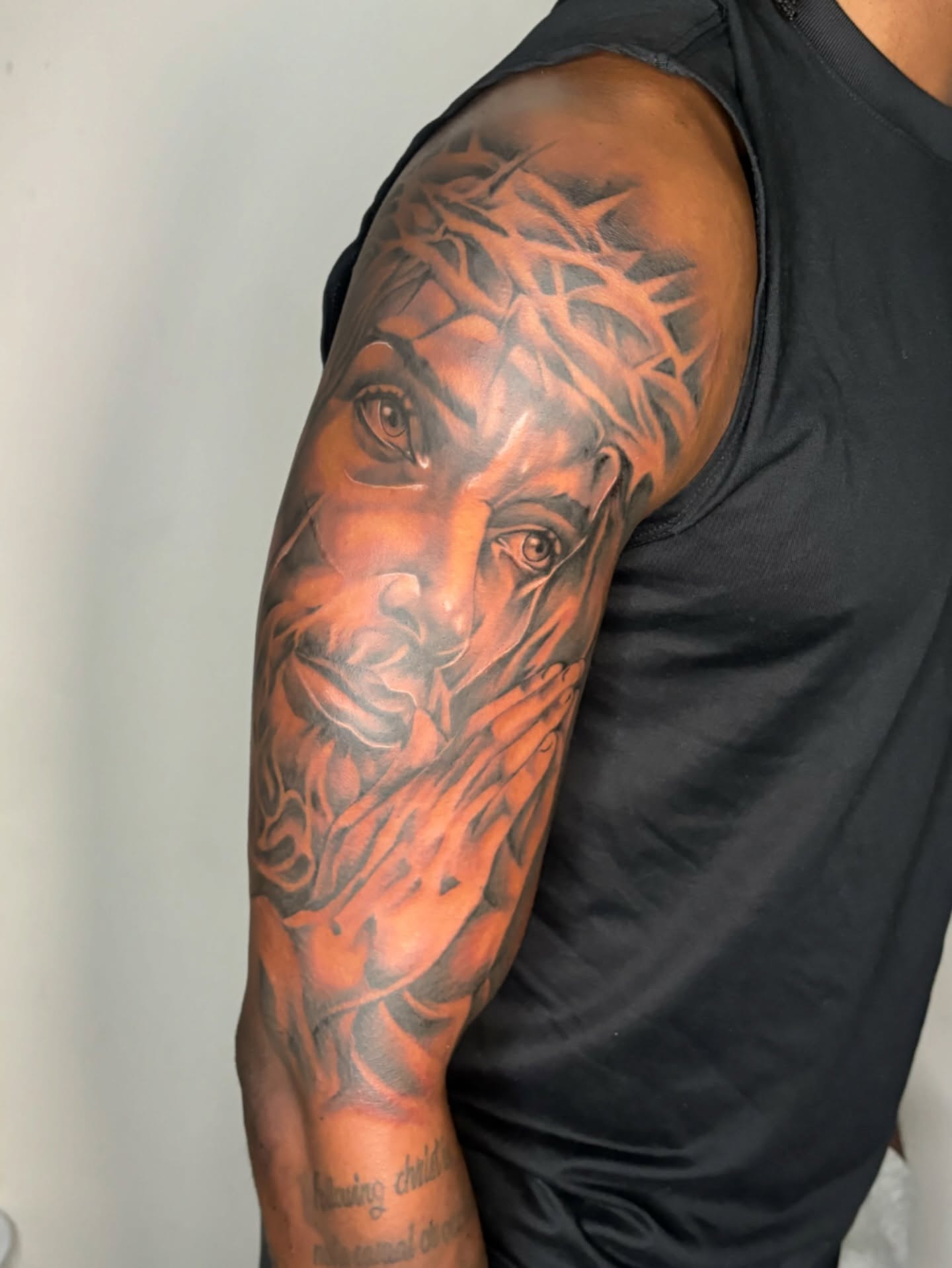 Religious figure realism tattoo on the upper arm by FleeDott 🇨🇴