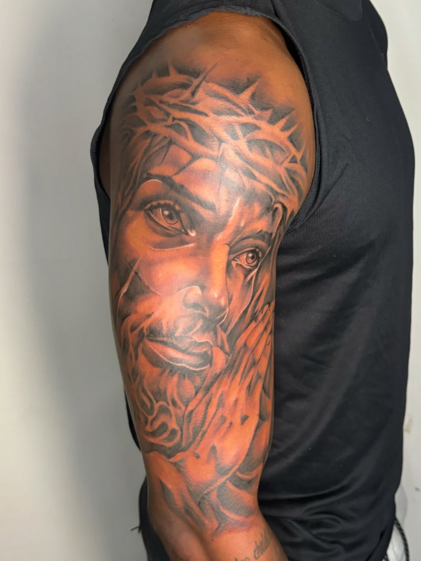 Religious figure realism tattoo on the upper arm by FleeDott 🇨🇴