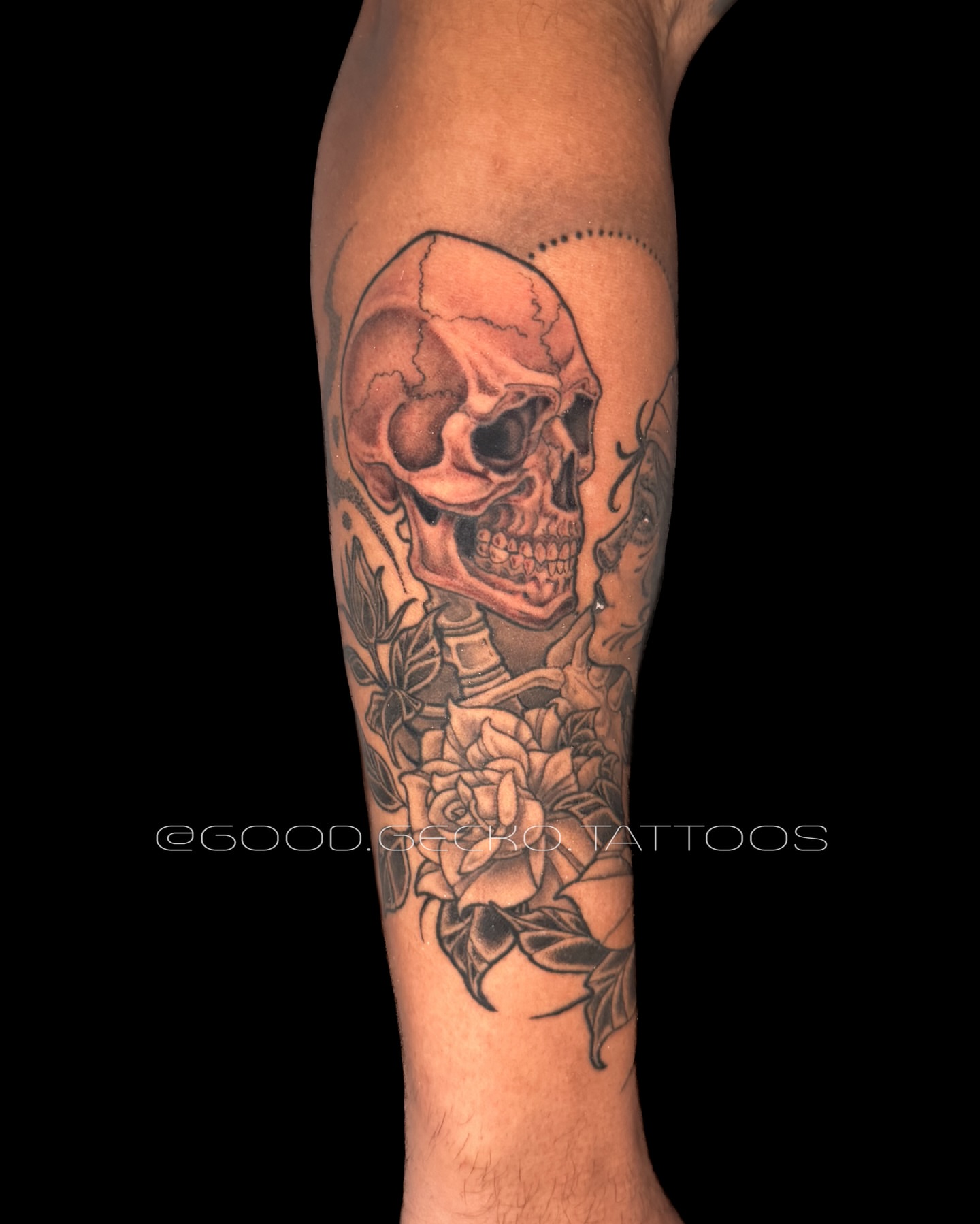 Skull and roses realism tattoo on the forearm by Gecko