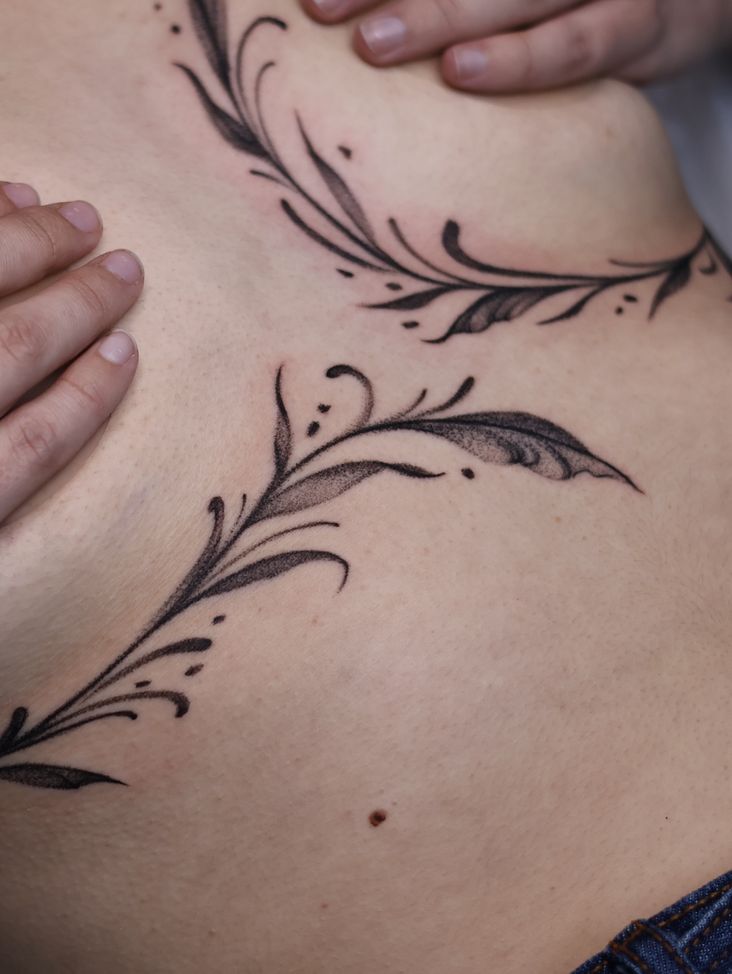 Floral design black and grey tattoo on the ribs by Júlia Sorrino