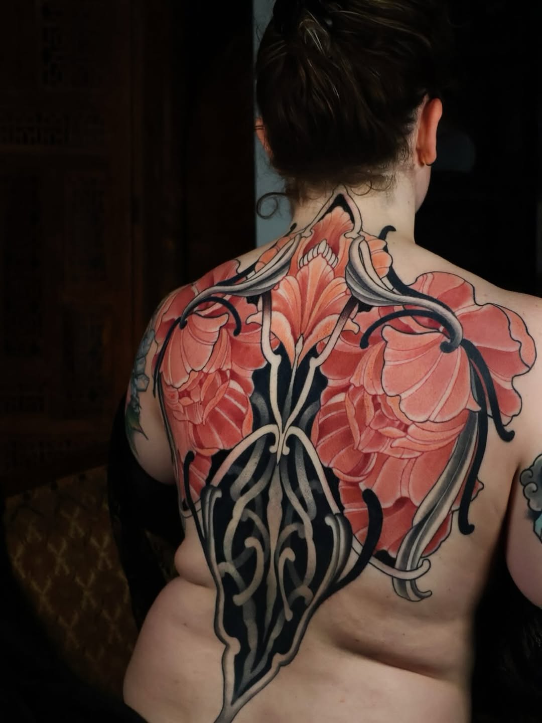 Floral back piece neo-traditional tattoo on the back by 𝒕𝒂𝒕𝒕𝒐𝒐𝒔 𝒃𝒚 𝔏𝔞𝔲𝔯𝔢𝔫 𝔐𝔬𝔫𝔣𝔬𝔯𝔱𝔢