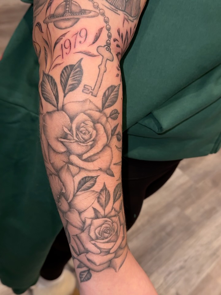 Roses and key black and grey tattoo on the forearm by Nathalie Briseno
