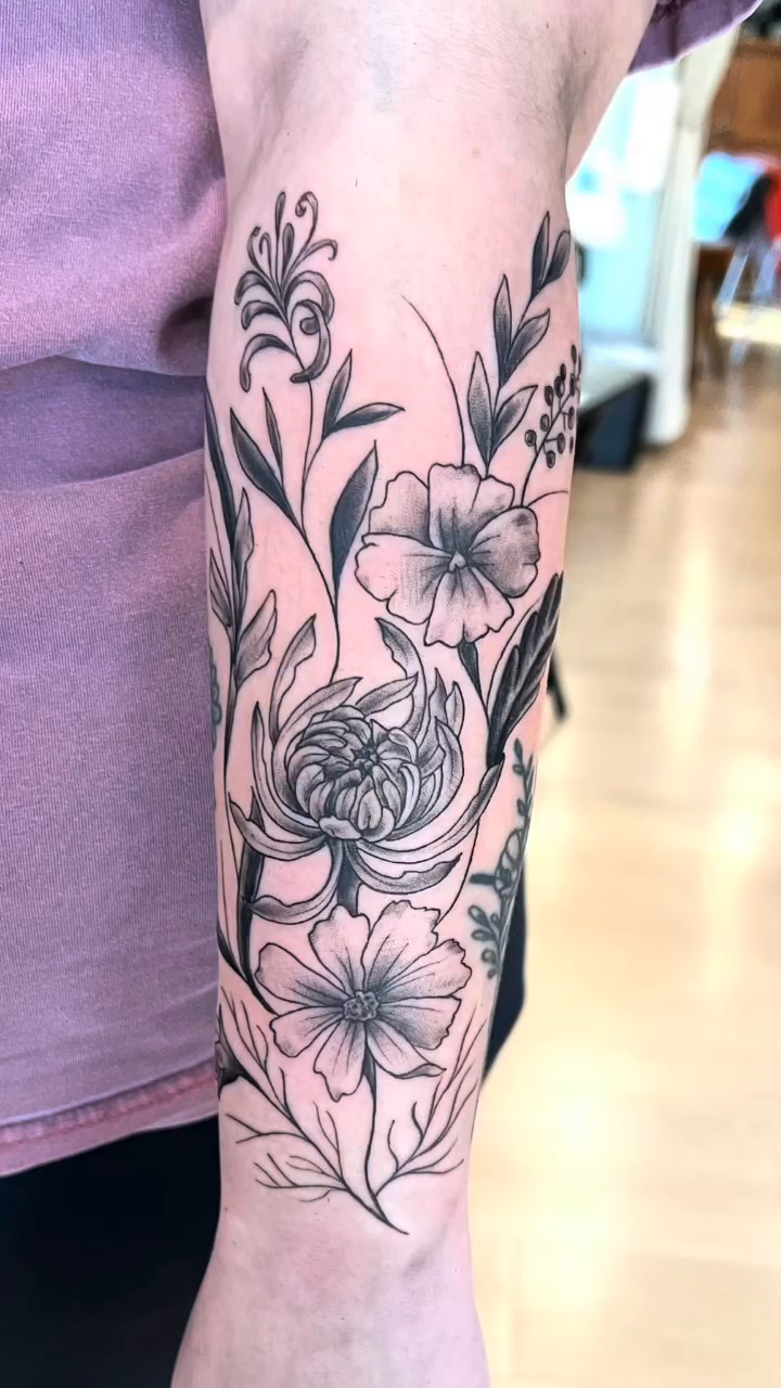 Floral arrangement fine line tattoo by Jessica Kloos