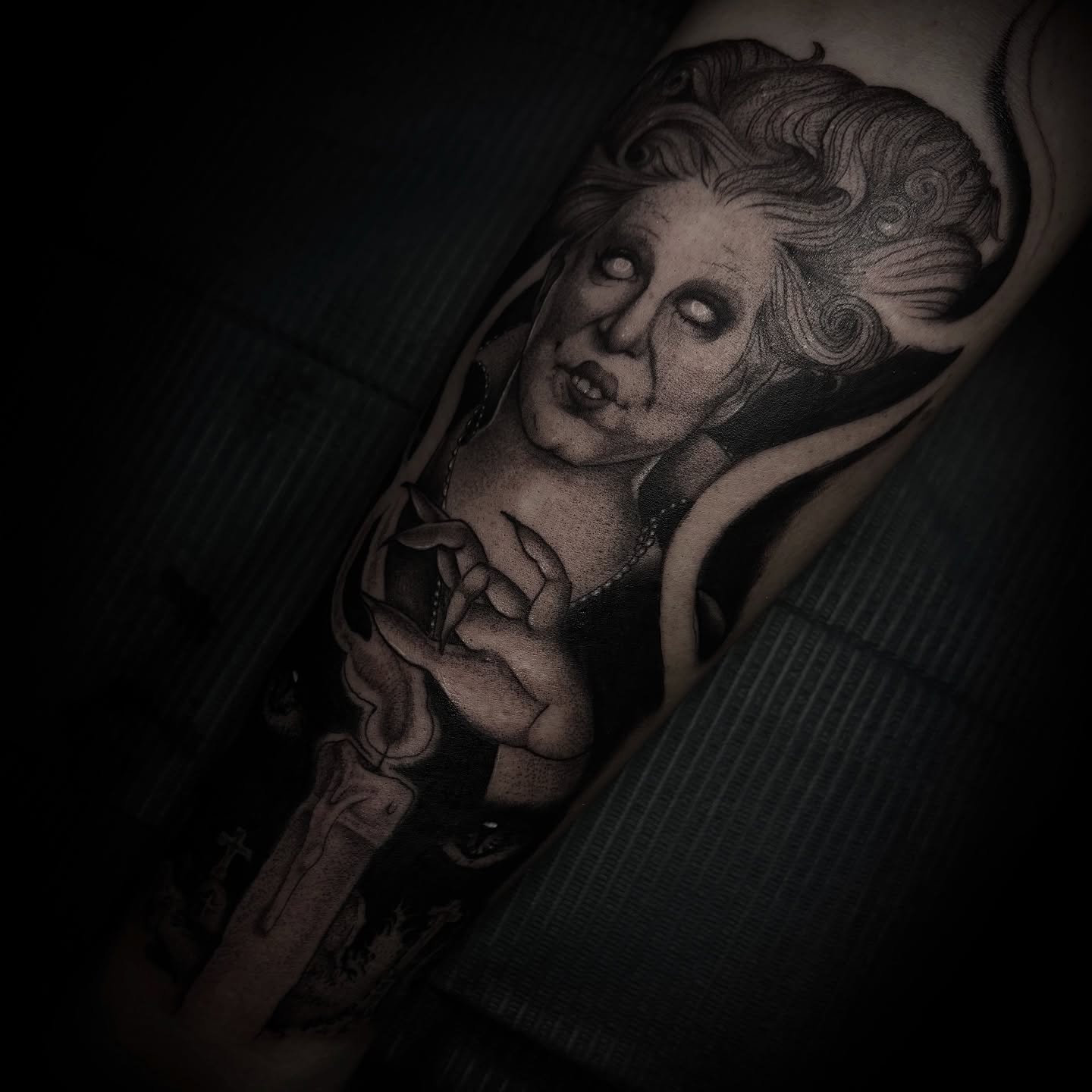 Woman realism tattoo on the forearm by 𝒜𝓇𝓉 𝒷𝓎 𝒱𝑒 𝒩𝑜𝒸𝓉𝑒𝓂