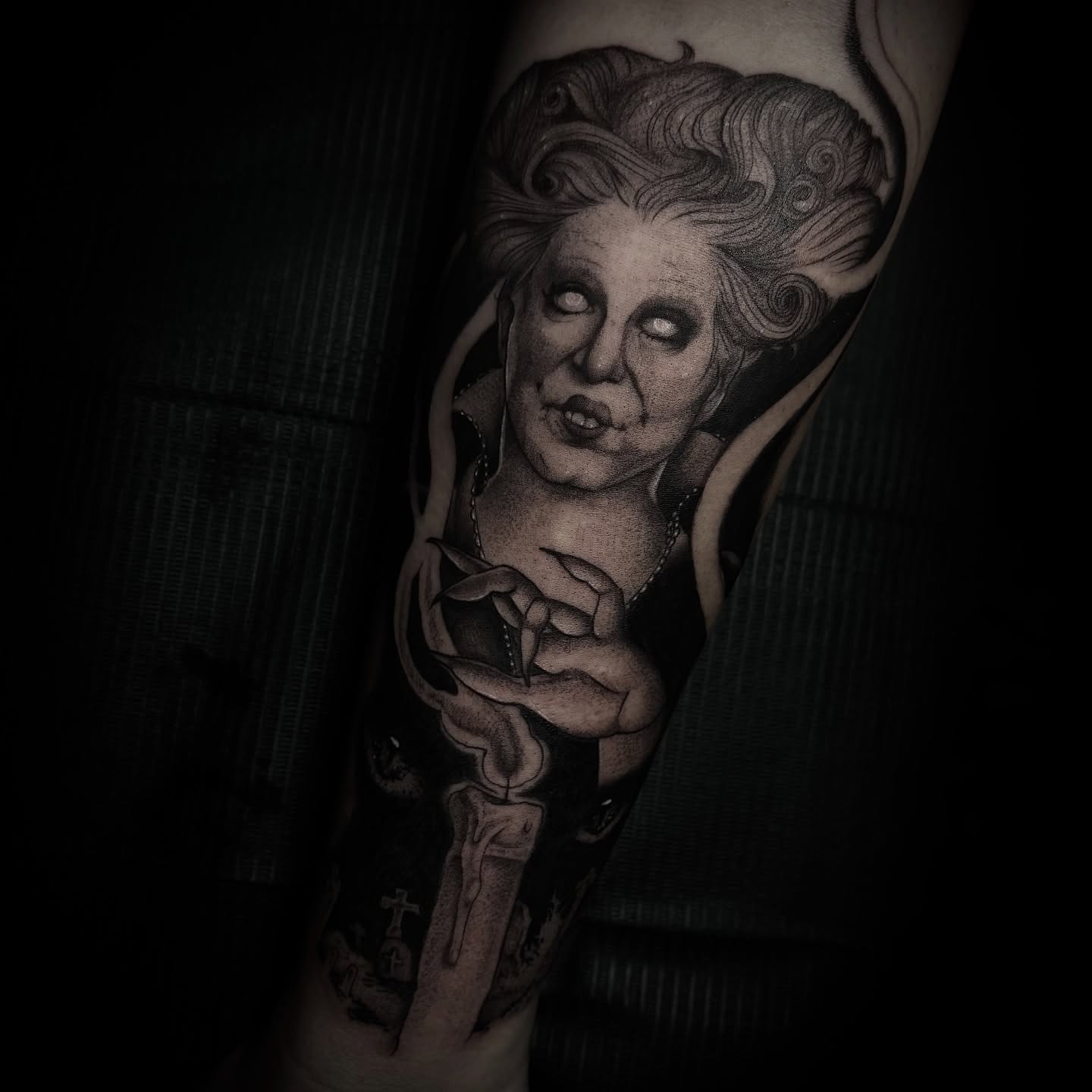 Woman with knife realism tattoo on the forearm by 𝒜𝓇𝓉 𝒷𝓎 𝒱𝑒 𝒩𝑜𝒸𝓉𝑒𝓂