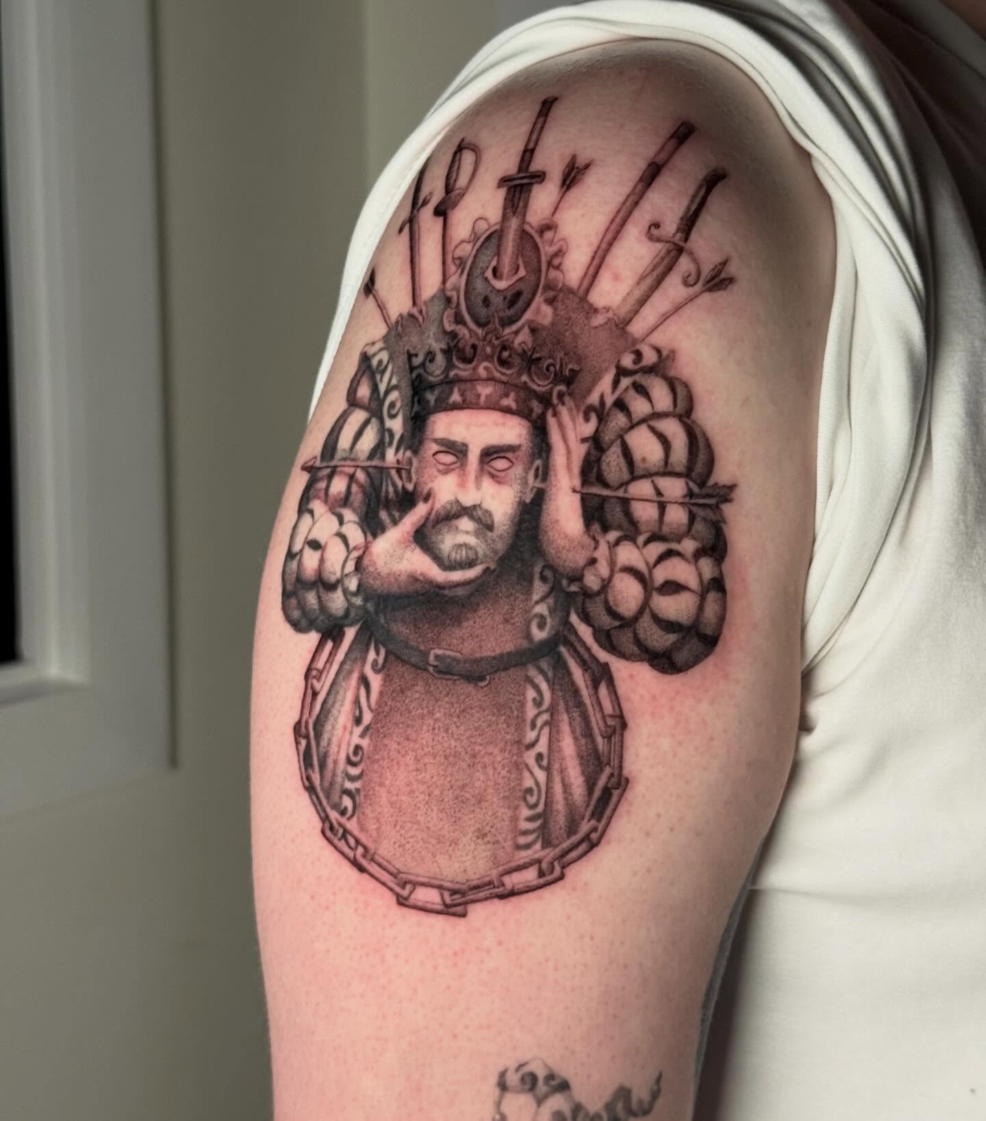 King with crown realism tattoo on the shoulder by Andrew Flatts