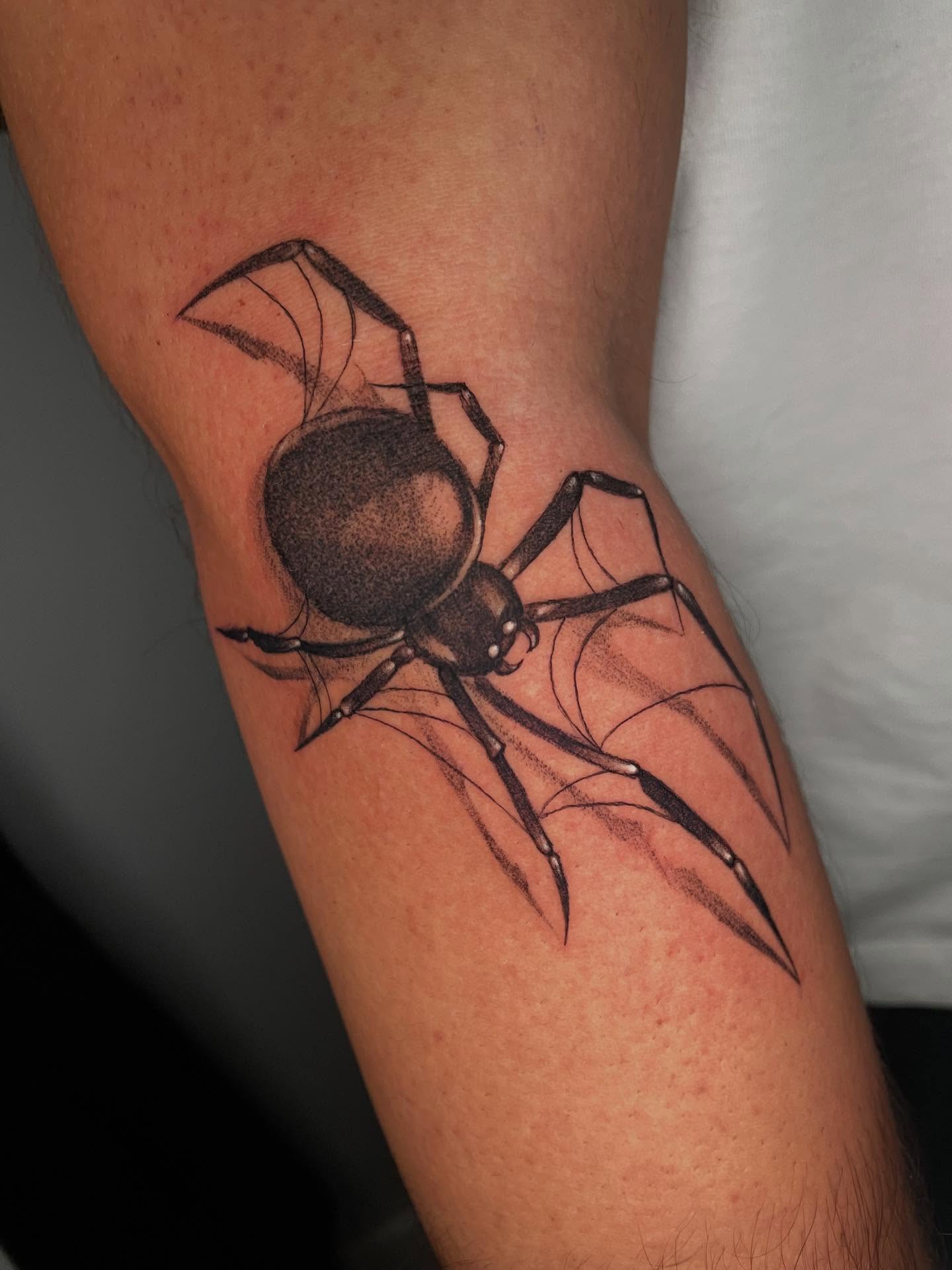 Tattoo by @xens0ul — black_and_grey