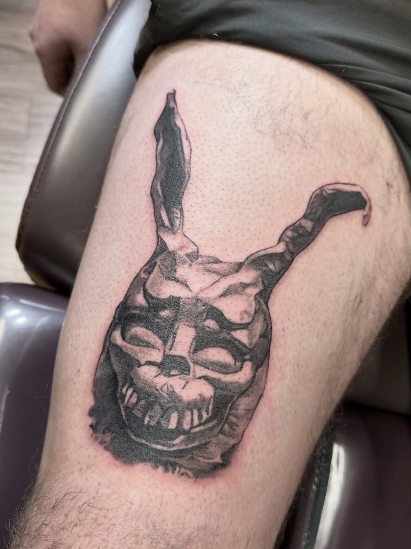 Skull realism tattoo on the thigh by Gilberto Flores Nava