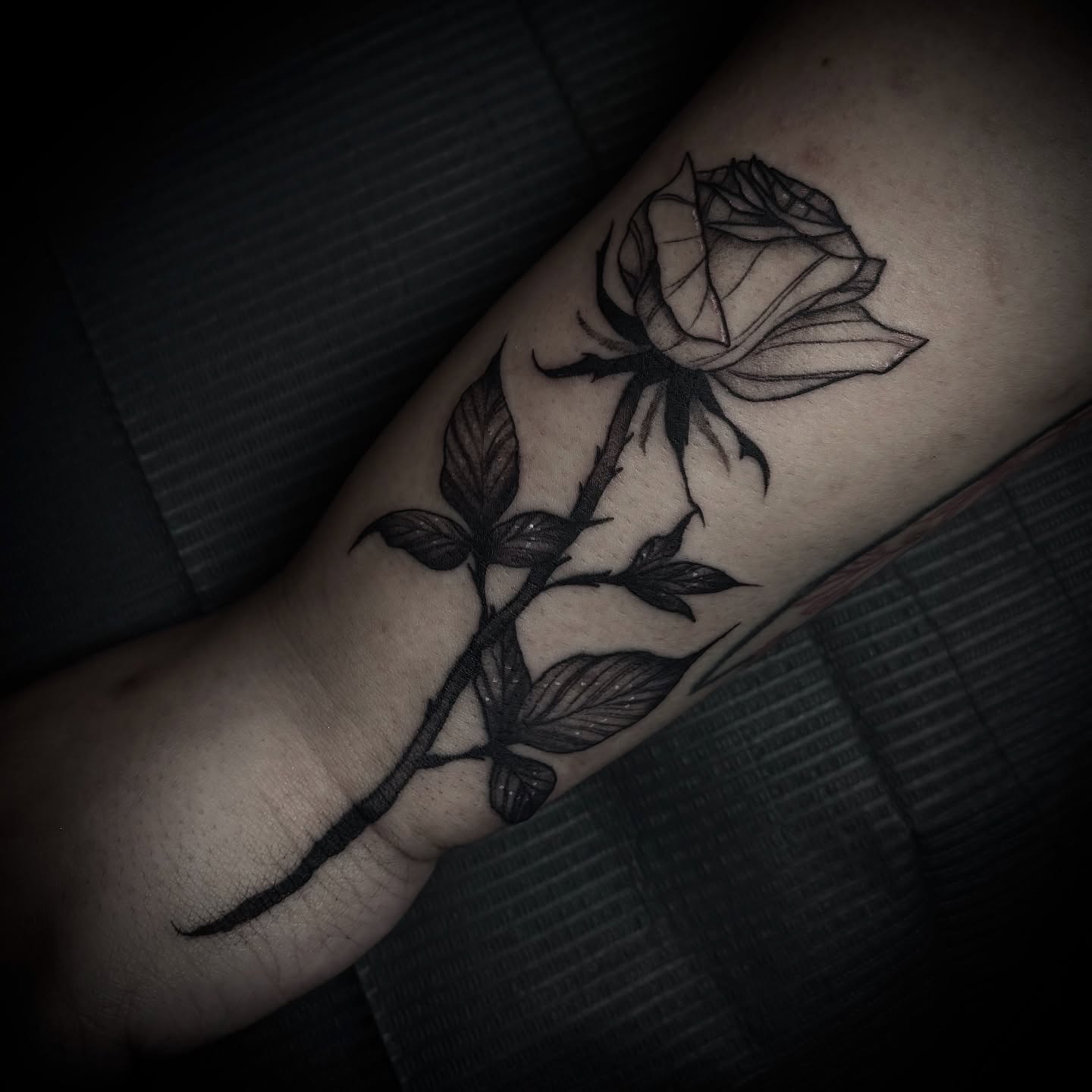 Rose black and grey tattoo on the forearm by 𝒜𝓇𝓉 𝒷𝓎 𝒱𝑒 𝒩𝑜𝒸𝓉𝑒𝓂