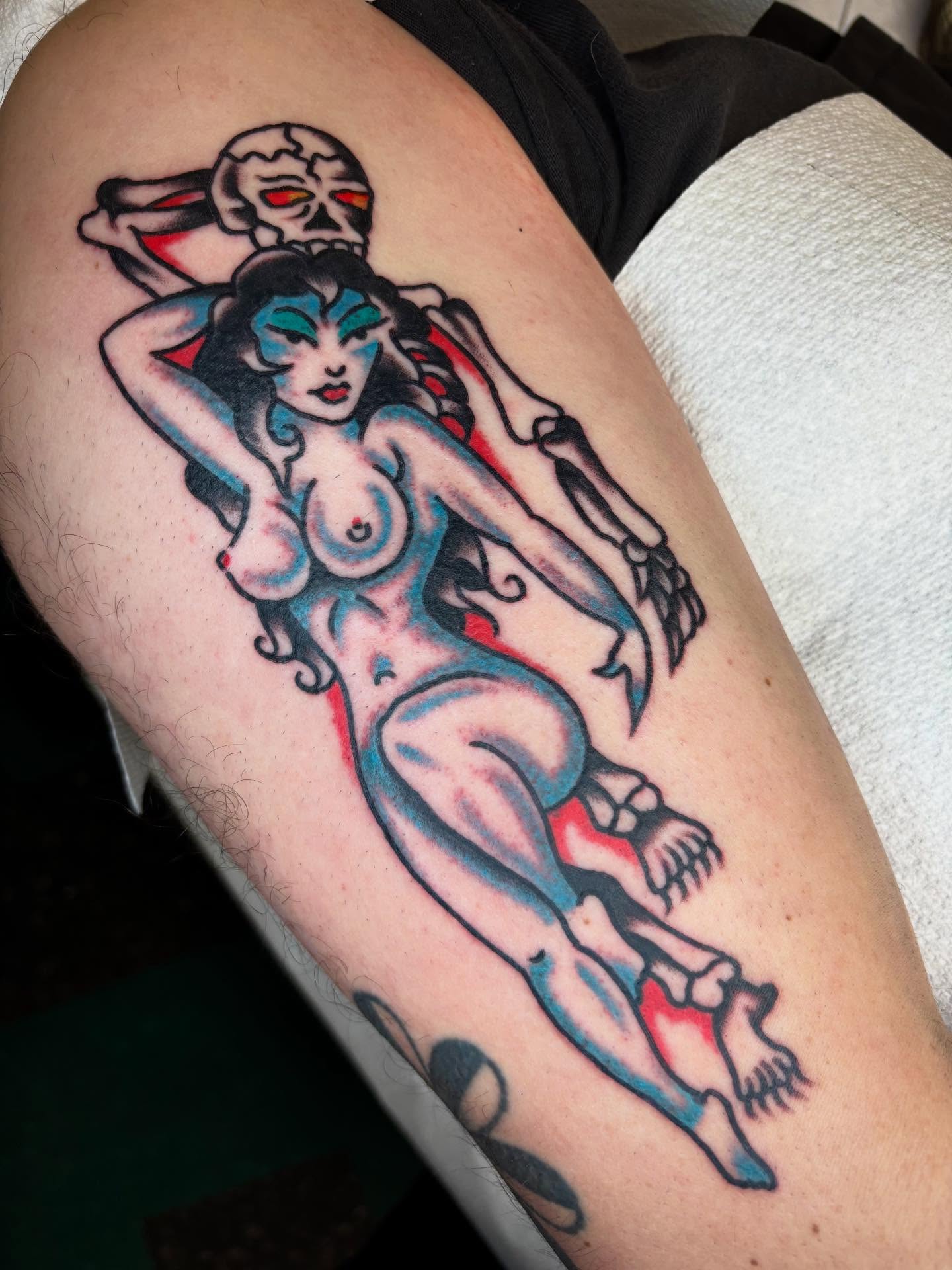 Naked woman with skull American traditional tattoo on the thigh by 🌹