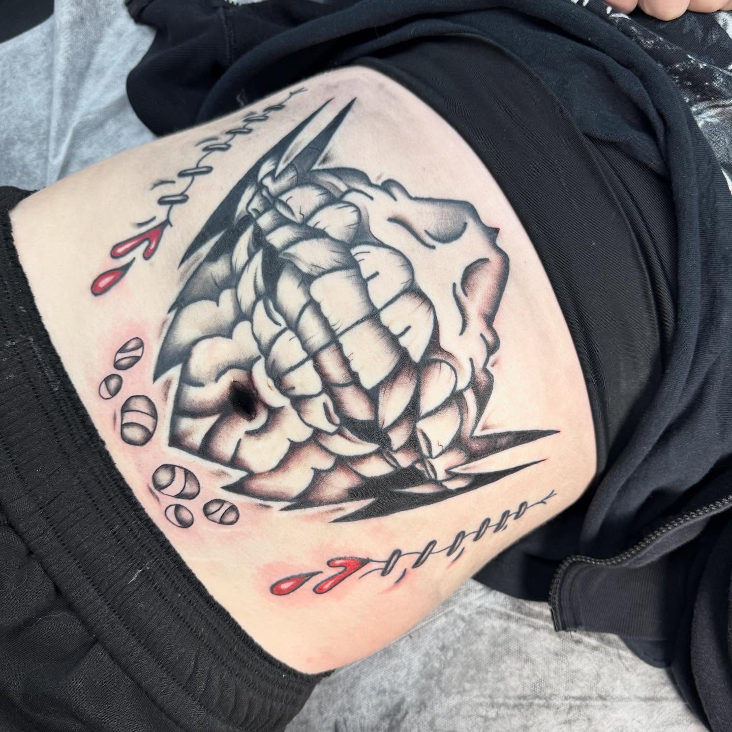 Tattoo by @prettitattooslv — black_and_grey